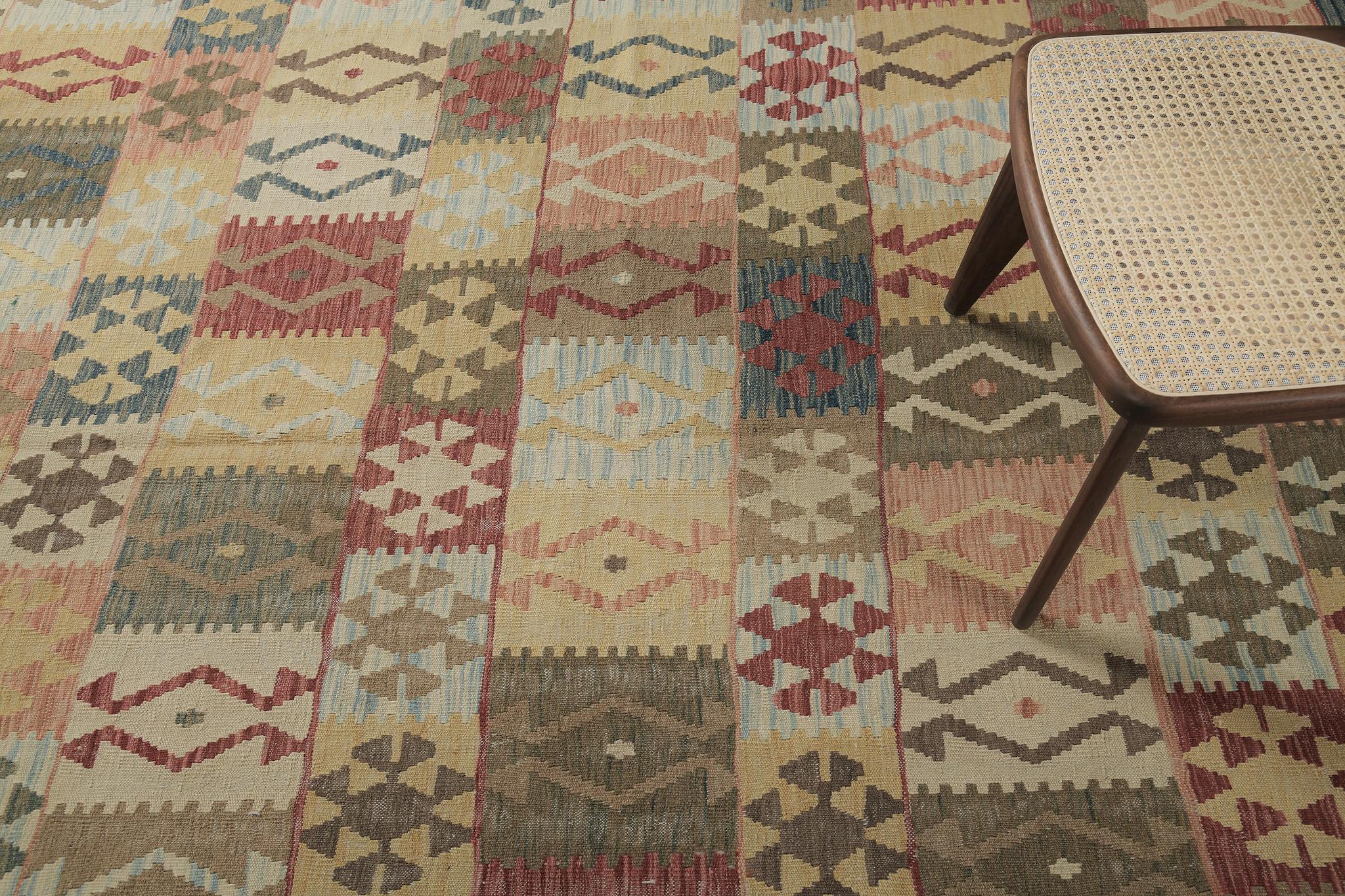 Este Kilim de tejido plano de estilo vintage es perfecto para tus espacios. Da un ambiente vibrante y festivo en esquemas multicolores. Abundan los motivos de boca de lobo y cuerno de carnero.

Número de alfombra
25037
Talla
8' 4