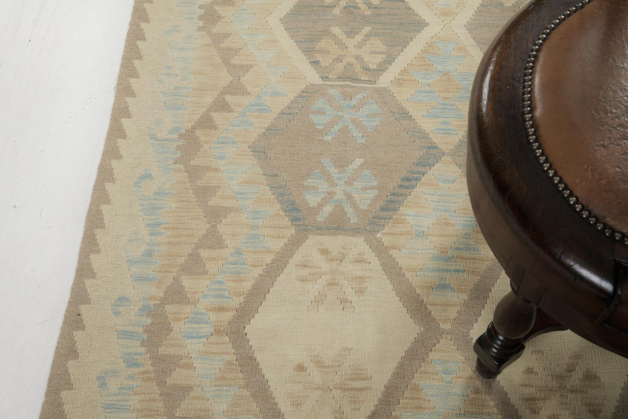 An elegant vintage-style Tribal flat weave adorned with cerulean blue geometric elements. The muted earth-hued hexagonal layouts create a simple yet interesting design for a wide variety of interiors. Its technique and creativity leave a powerful