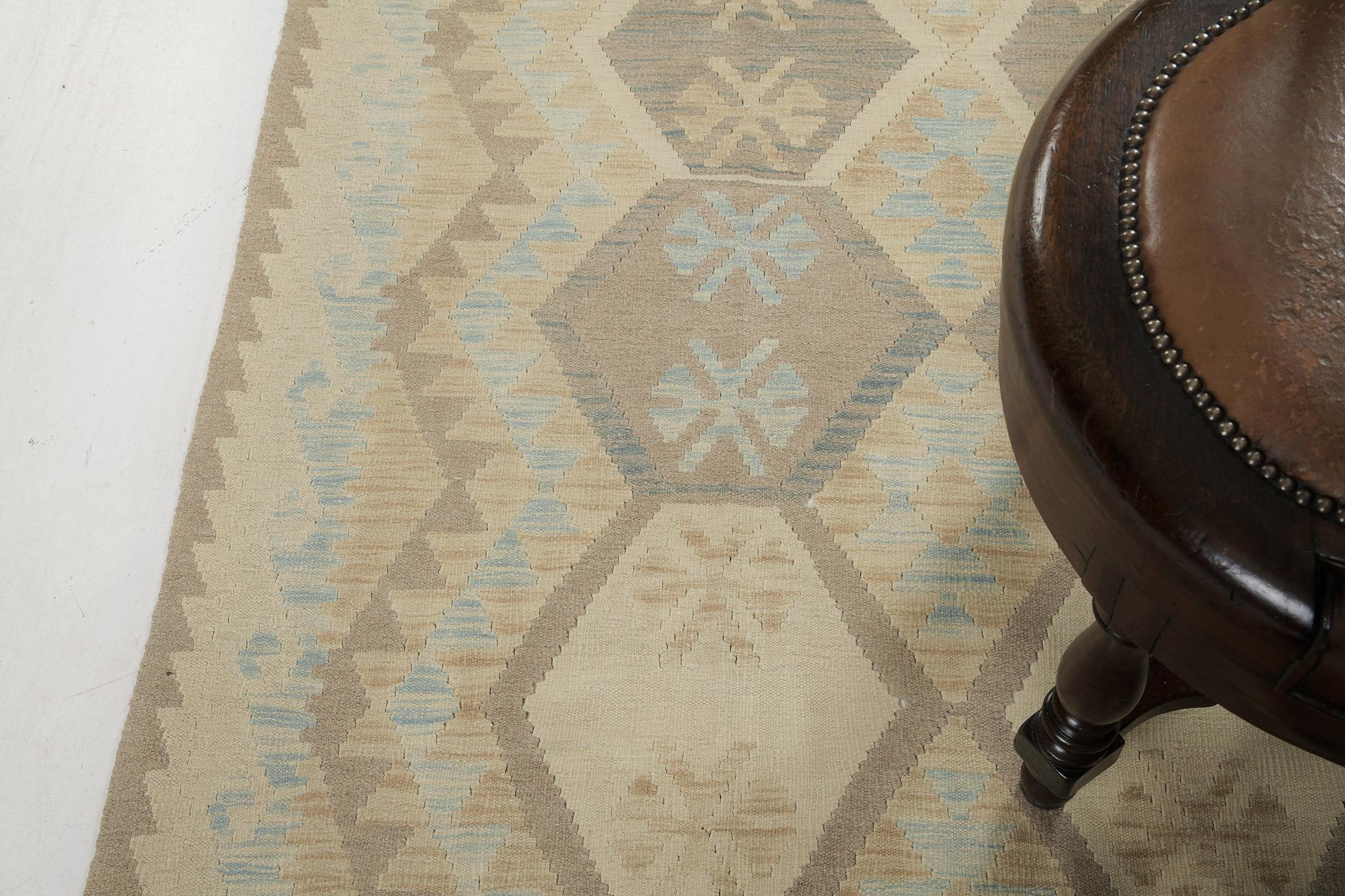 Ein elegantes Tribal-Flachgewebe im Vintage-Stil, verziert mit geometrischen Elementen in Himmelblau. Die gedämpften, erdfarbenen, sechseckigen Grundrisse schaffen ein einfaches, aber interessantes Design für eine Vielzahl von Innenräumen. Seine