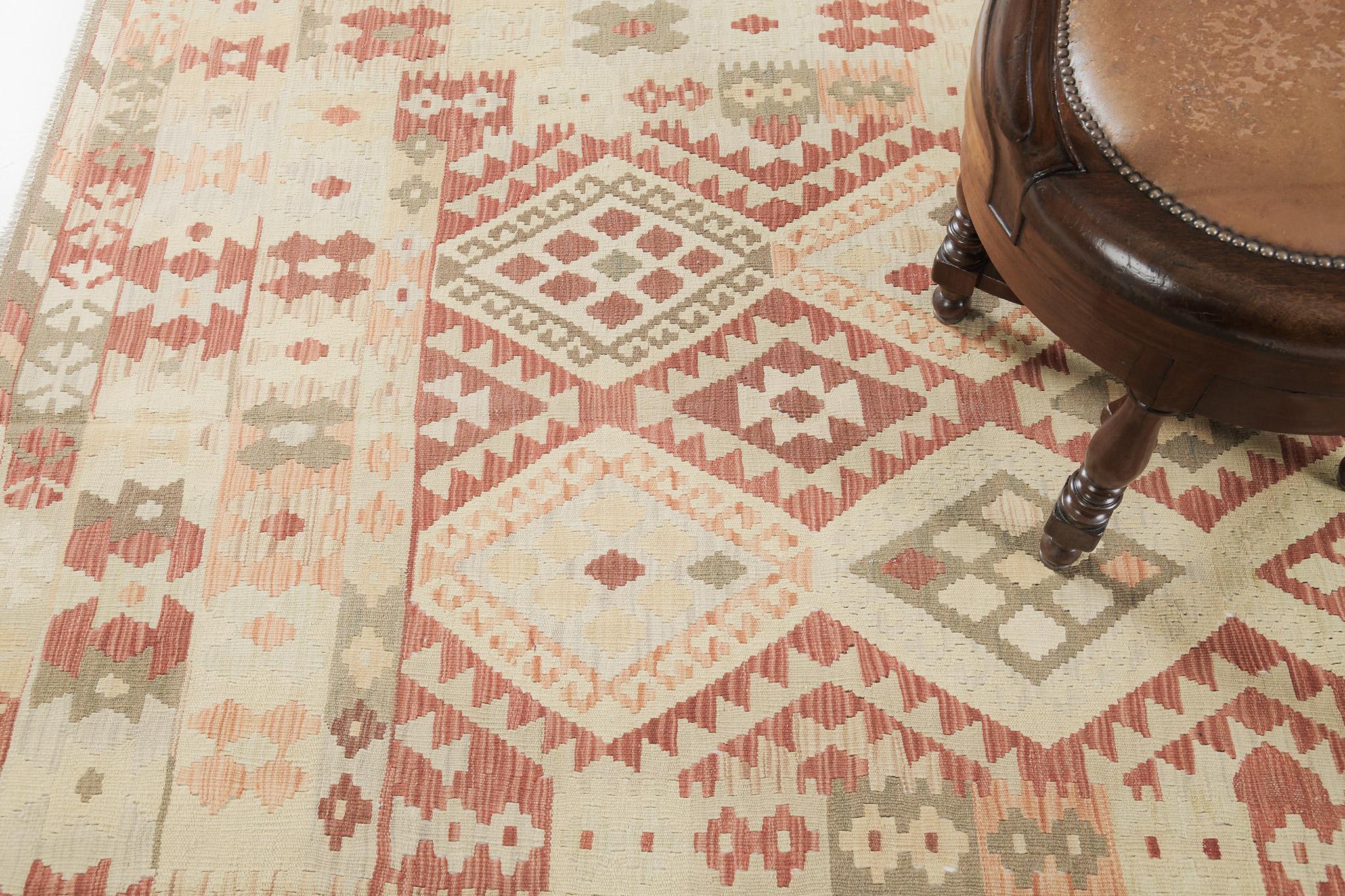 Série de bandes géométriques le long du périmètre de cet étonnant Kilim à tissage plat. L'utilisation de palettes multicolores rend les intérieurs conventionnels et d'inspiration moderne plus parfaits et plus séduisants. Les motifs symboliques