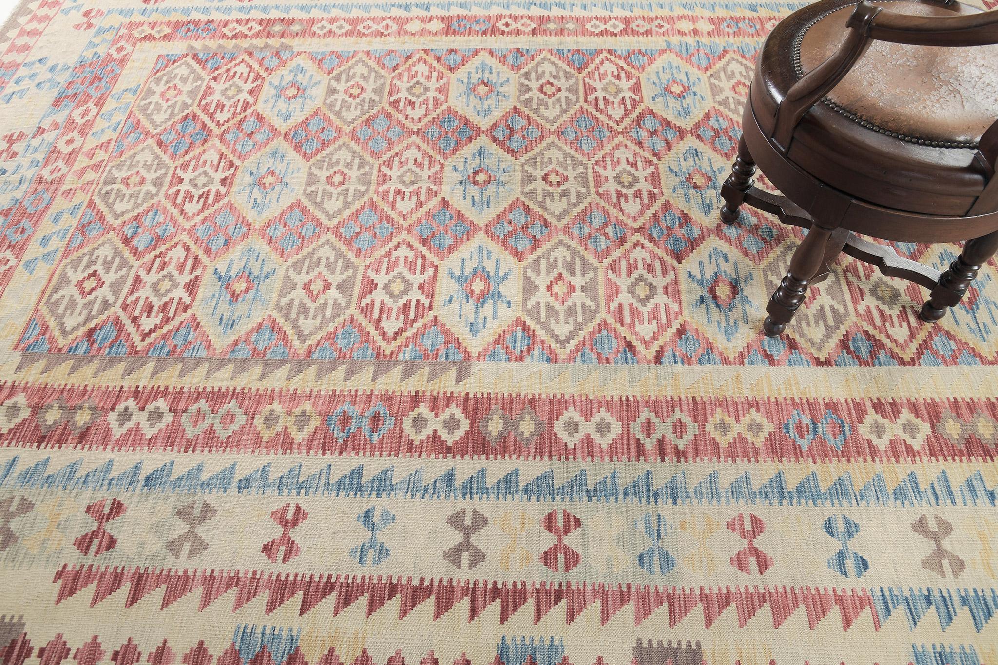 Dieser natürlich gefärbte Kelim ist ein gebändertes Flachgewebe mit abwechselnd leuchtenden Farben in Rot, Blau und Gelb. Die Flachgewebe im Vintage-Stil bestehen aus bester Wolle und werden auf außergewöhnliche Weise gewebt, um interessante