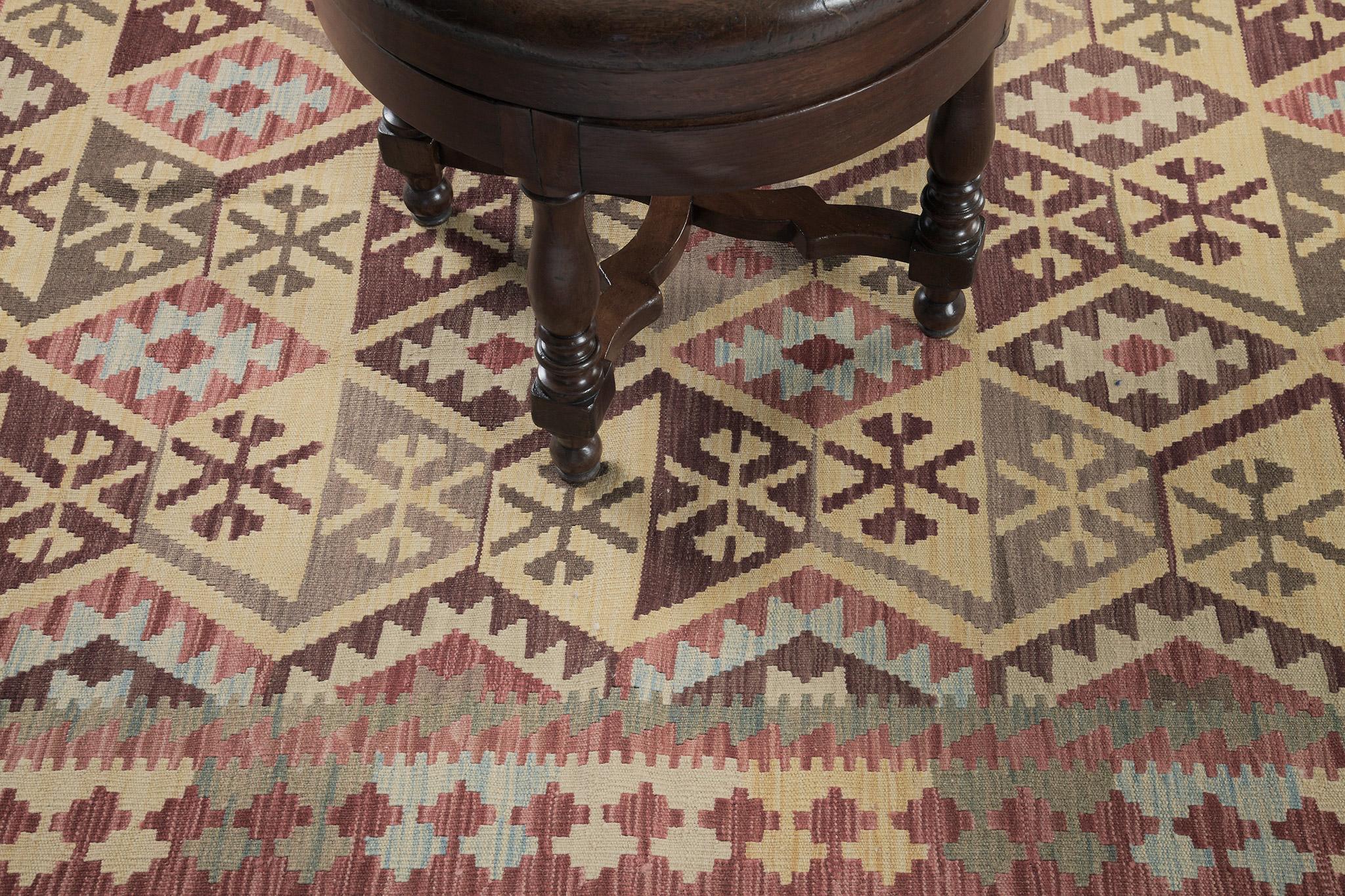 Diese Tribal-Muster schaffen ein vielversprechendes und auffälliges Design für eine Vielzahl von Innenräumen. Dieser unglaubliche Flachgewebe-Kilim im Vintage-Stil zeigt geometrische Stammesmotive und -symbole in einem Paneeldesign aus mehrfarbigen