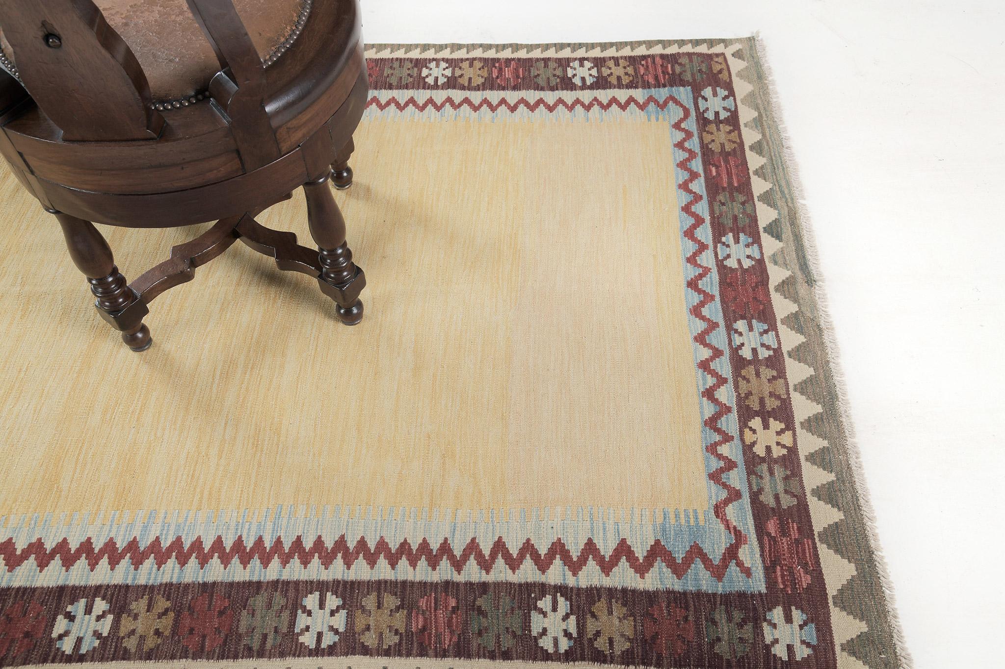 Ein fröhliches Tribal-Flachgewebe mit einem leuchtend gelben Feld, umgeben von mehrfarbigen Motiven und roten Zickzacklinien. Dieser bemerkenswerte Tribal-Teppich aus unserer Collection'S ist ein Muss auf Ihrer Liste. Das perfekte Mittelstück, das
