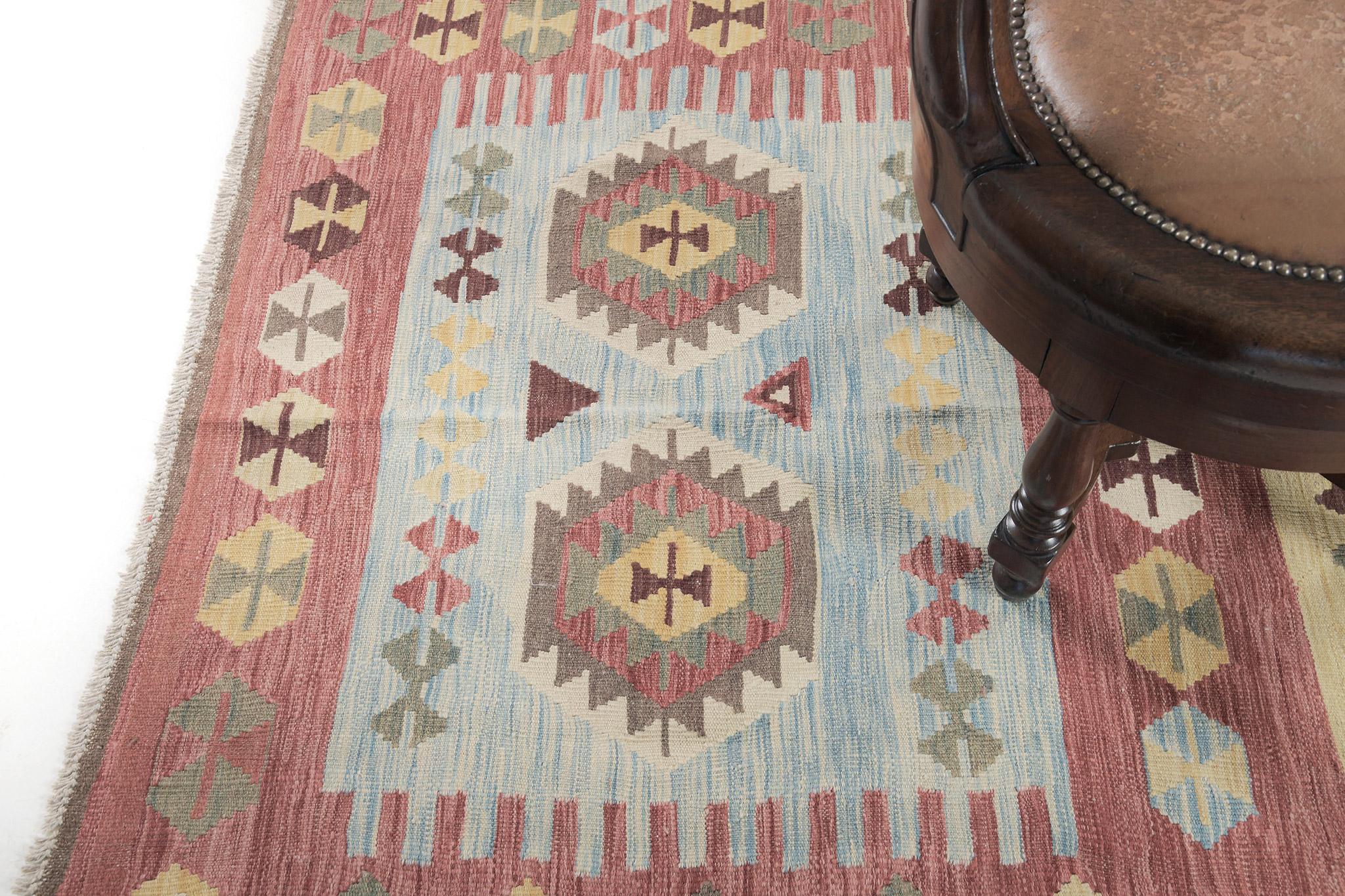 La laine tissée à plat présente une série de motifs traditionnels qui donne à votre intérieur plus d'excentricité. Ce tapis a sa propre identité et est plus attrayant grâce à son motif et à son histoire complète. Un autre chef-d'œuvre à ajouter à