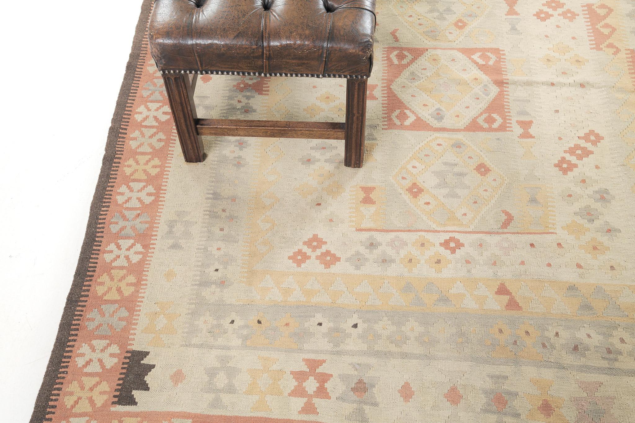 Ein atemberaubender Flachgewebe-Kilim im Vintage-Stil ist mit fünf übereinanderliegenden Stammesmotiven umrandet. Die Motive sind jeweils an Mustern ausgerichtet, die ein gefühlvolles und interessantes Design für eine Vielzahl von Innenräumen