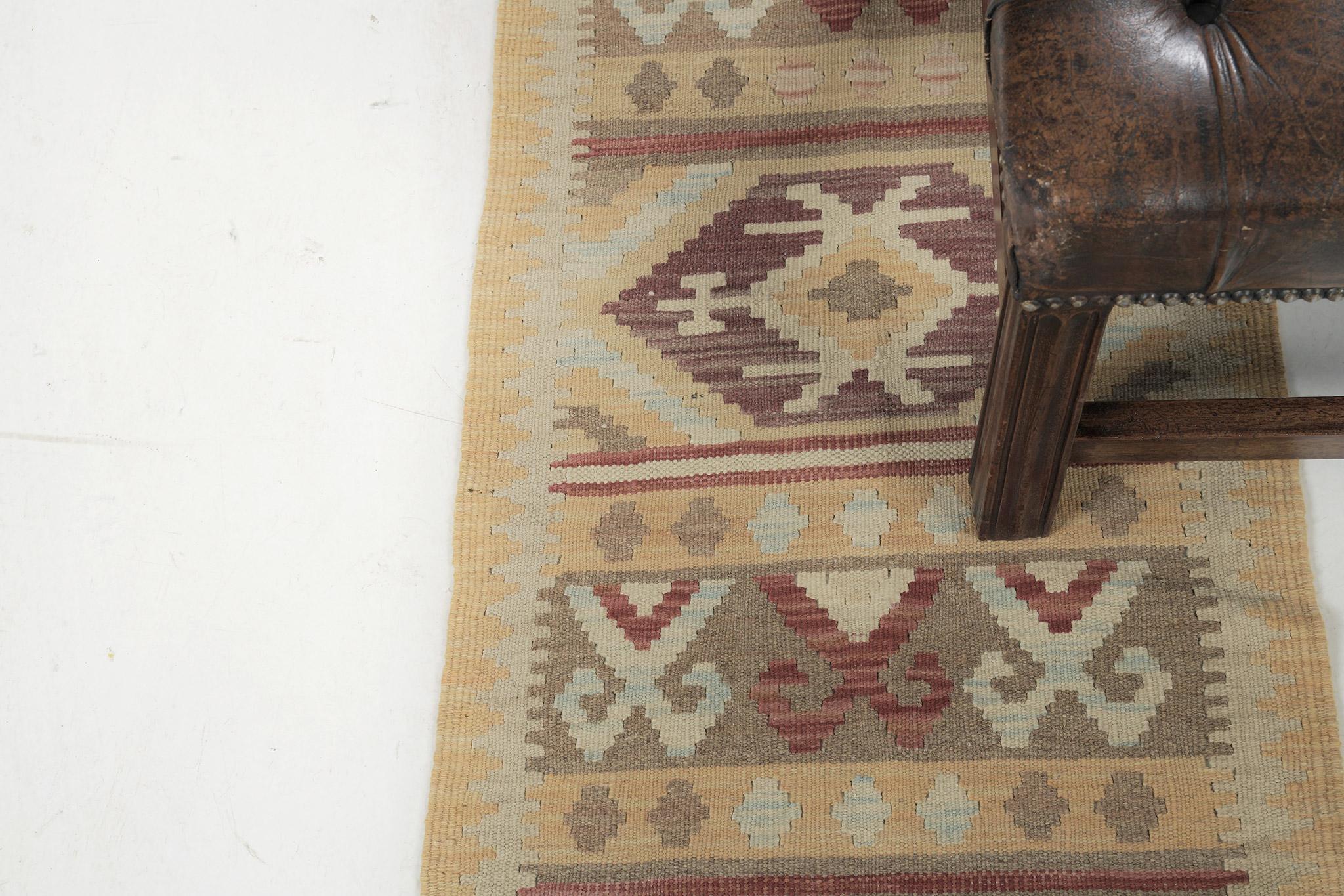 Dieser bemerkenswerte Flachgewebe-Kelim im Vintage-Stil aus unserer Collection'S ist ein absolutes Muss auf Ihrer Liste. Das leuchtend gelbe Feld mit verschiedenen Stammesmotiven in Salbei, Rot und neutralen Farben sorgt für eine fröhliche