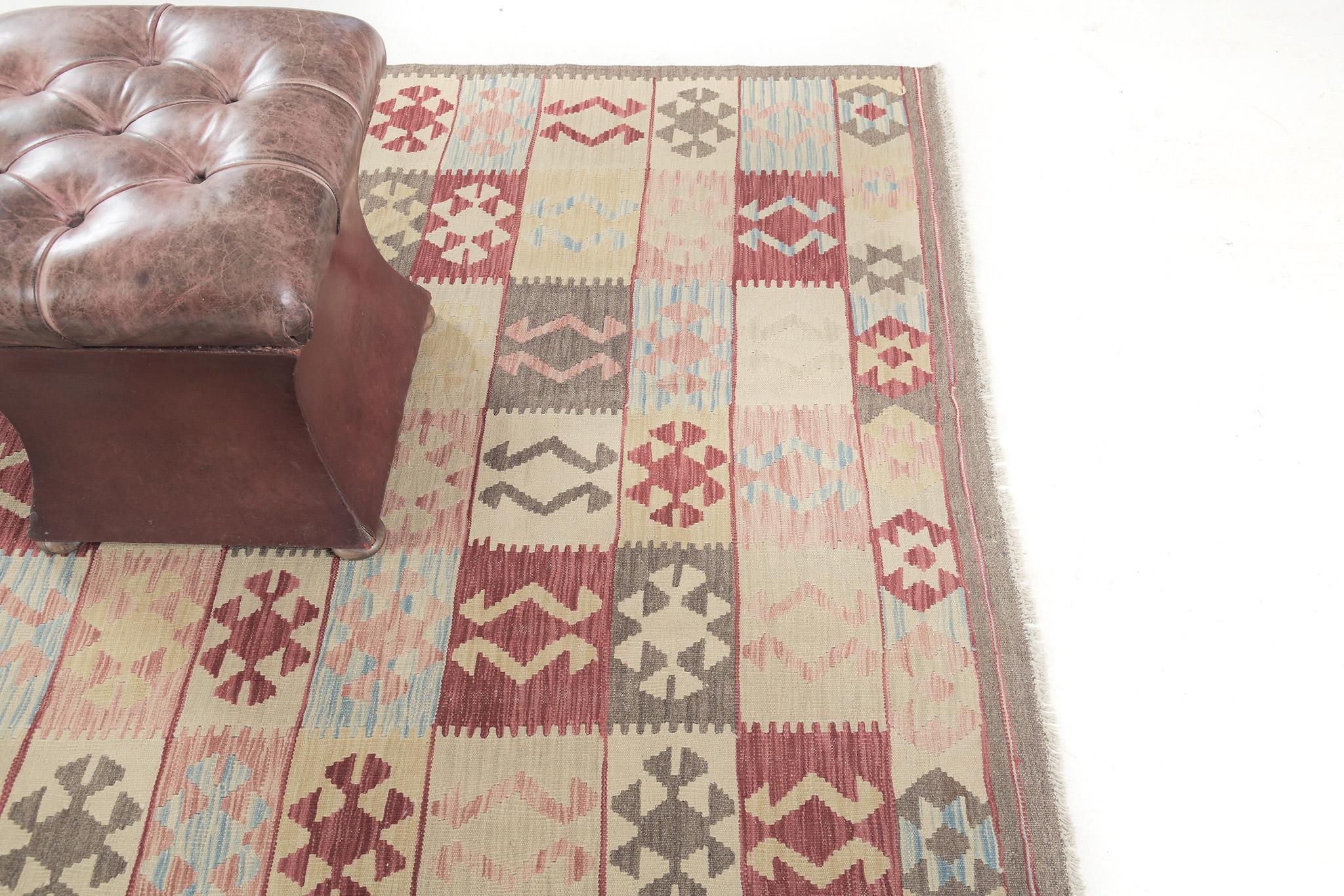 Un panneau multicolore composé de motifs de crabes et de cornes. Avec ses détails intemporels et complexes, ce kilim à tissage plat raconte une histoire de protection et de sécurité. Un magnifique chef-d'œuvre qui peut être utilisé pour un cadre