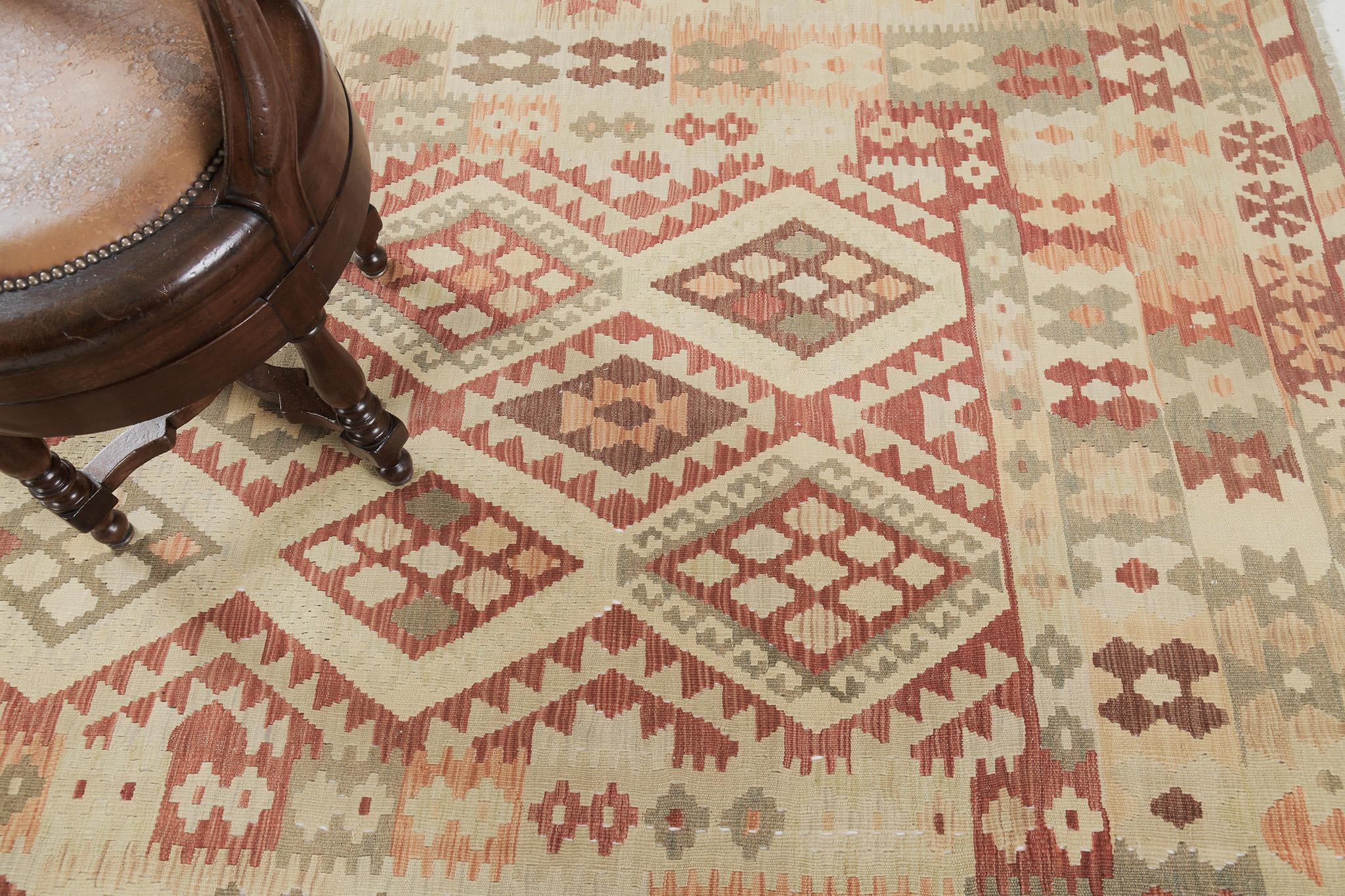 Noué à la main Mehraban - Kilim à tissage plat de style vintage en teinture naturelle, à motif tribal en vente