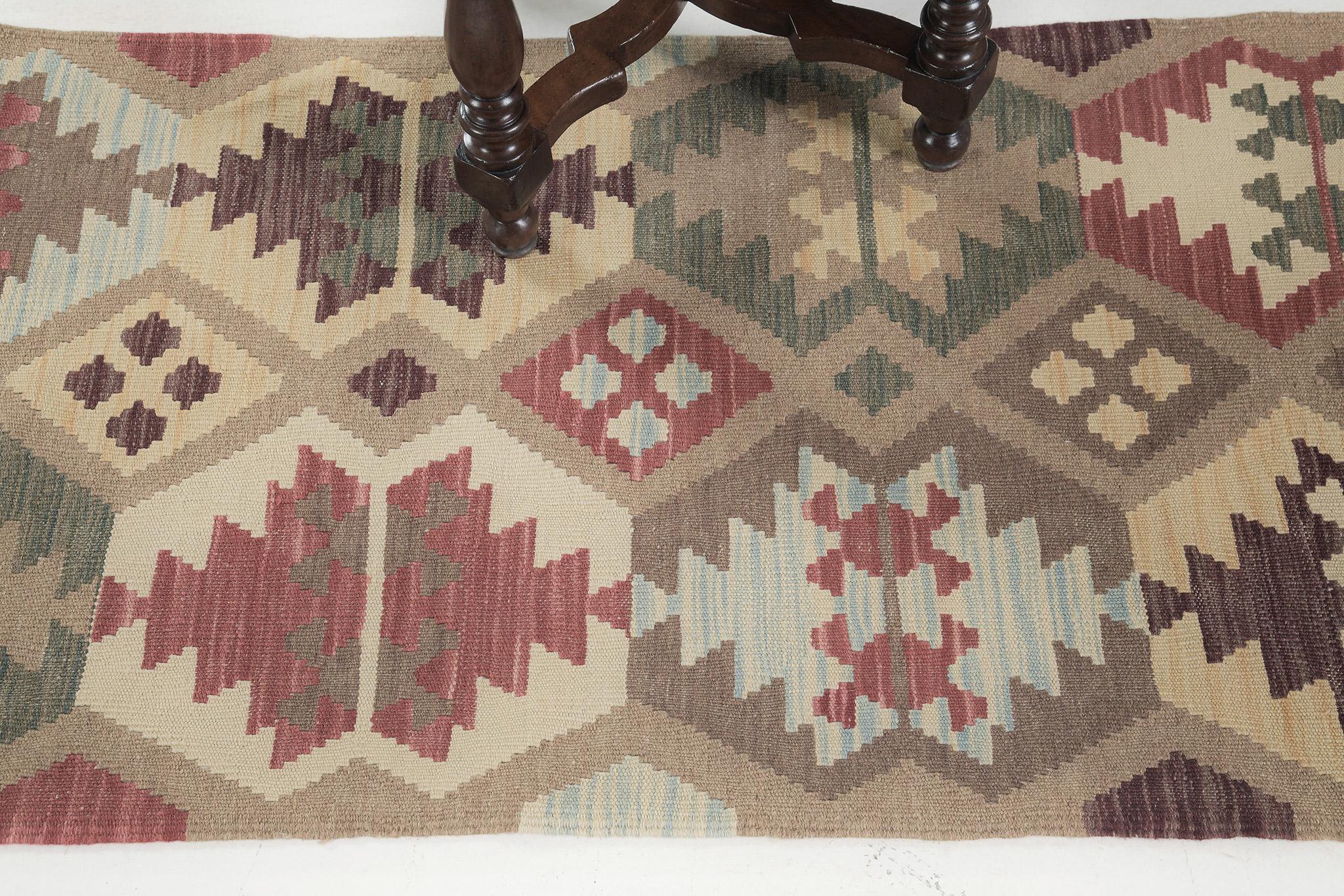Noué à la main Mehraban - Kilim à tissage plat de style vintage en teinture naturelle, à motif tribal en vente