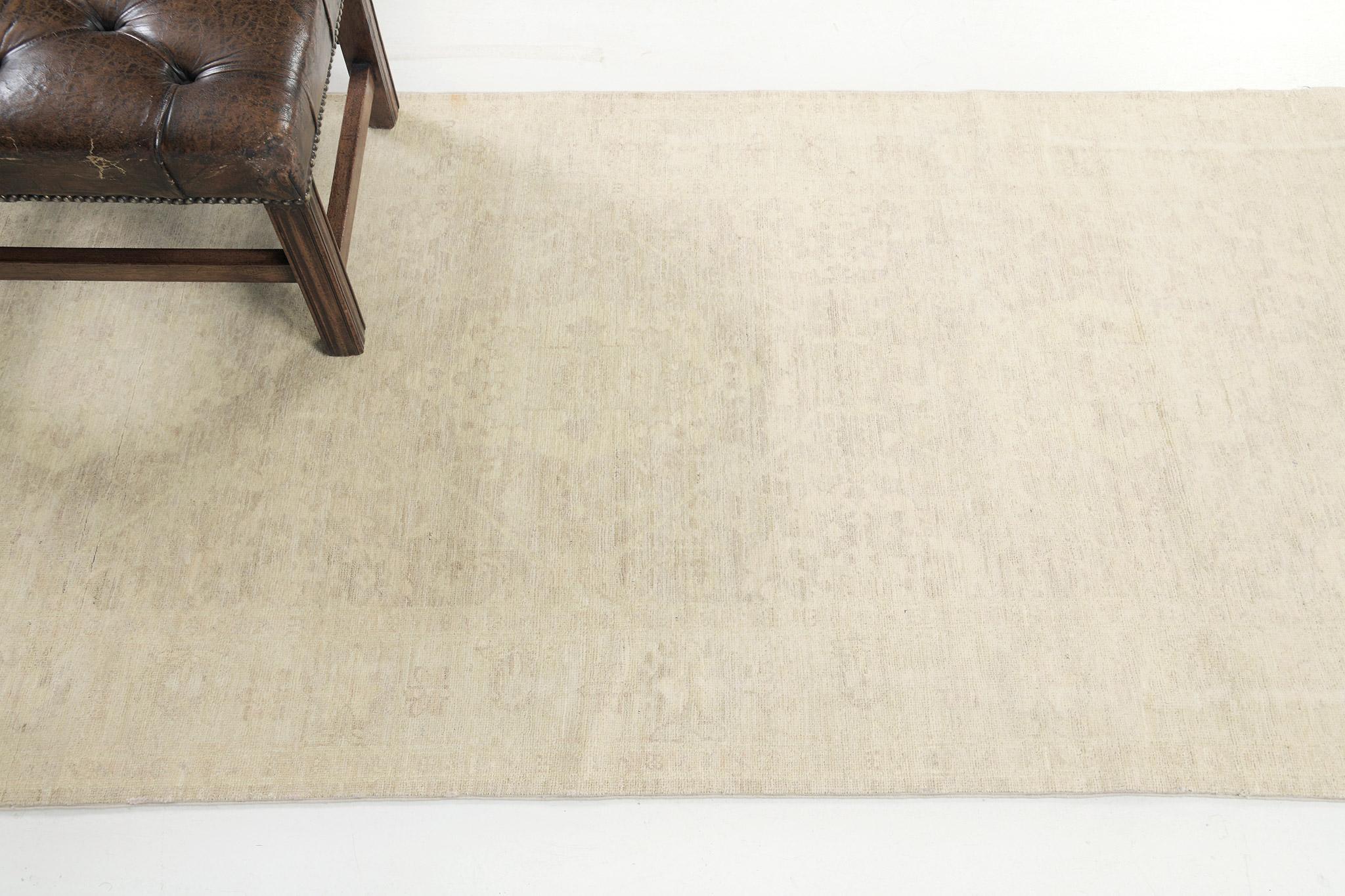 Questo prezioso tappeto Tabriz revival in lana filata a mano è caratterizzato da una tonalità salvia e neutra che lo rende adatto a un'infinità di applicazioni. Serie di abbellimenti tenui in un disegno allover che si abbina al modello e lo rende