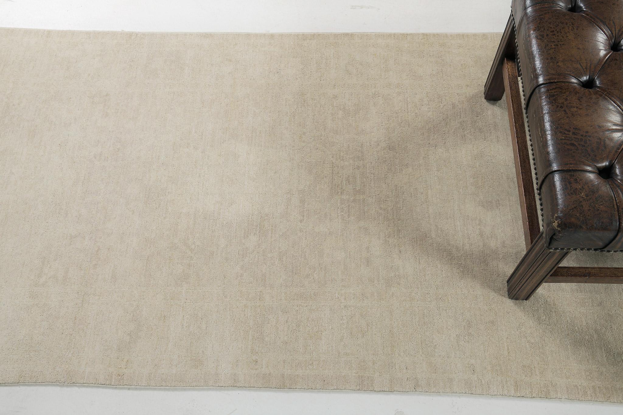 Si tratta di un tappeto Tabriz tradizionale in stile vintage che abbellisce con tenui elementi fioriti che risplendono in un campo color crema. Il bordo principale contiene un reticolo all-over di alternanze di motivi ed elementi simbolici che