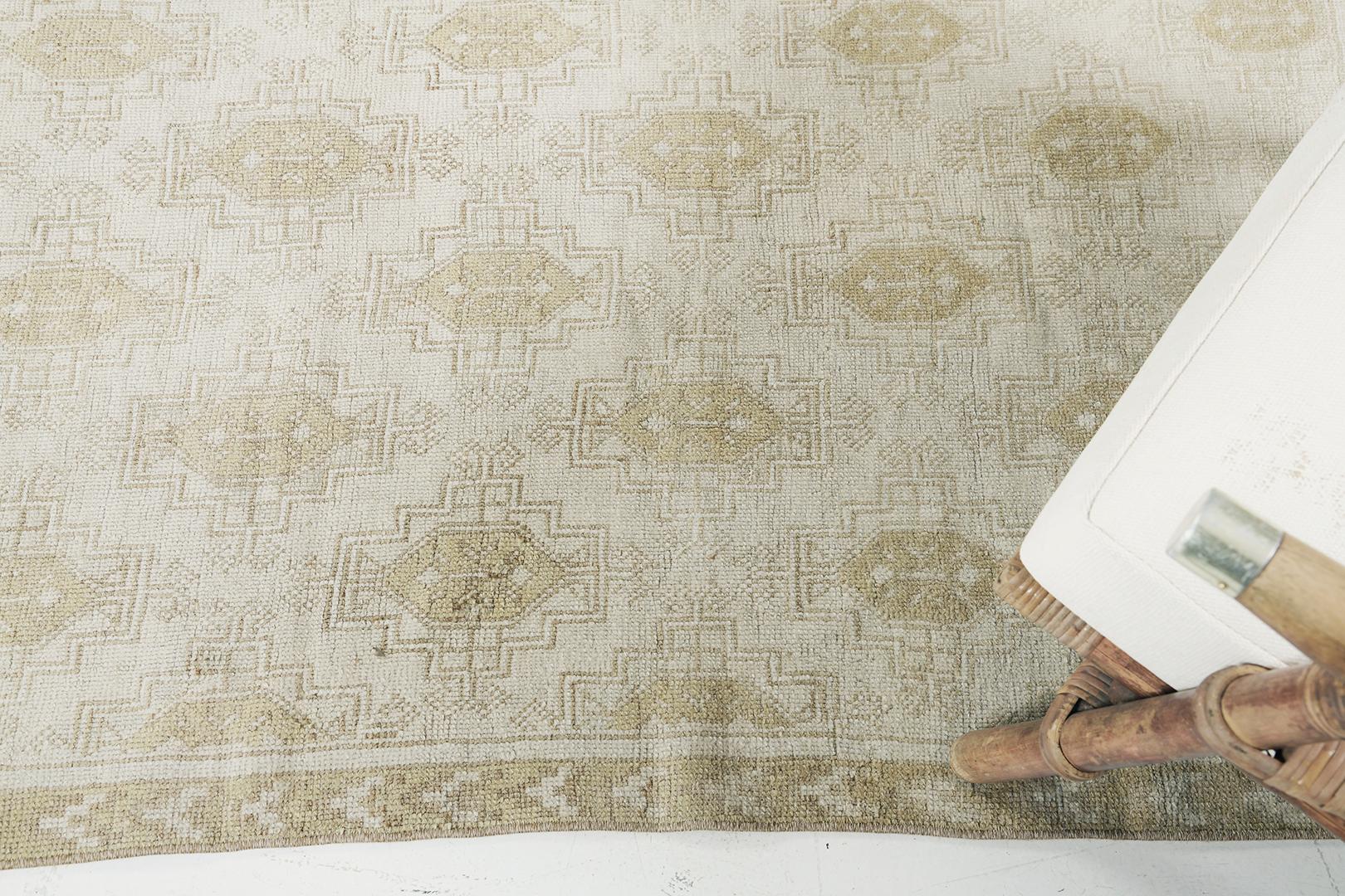 Dieser türkische anatolische Vintage-Teppich hat eine überzeugende und zierliche Ausstrahlung. Mit seinem Allover-Muster aus gekreuzten Medaillons in einer ästhetischen neutralen Farbpalette wird dieser faszinierende Teppich mit Sicherheit jeden