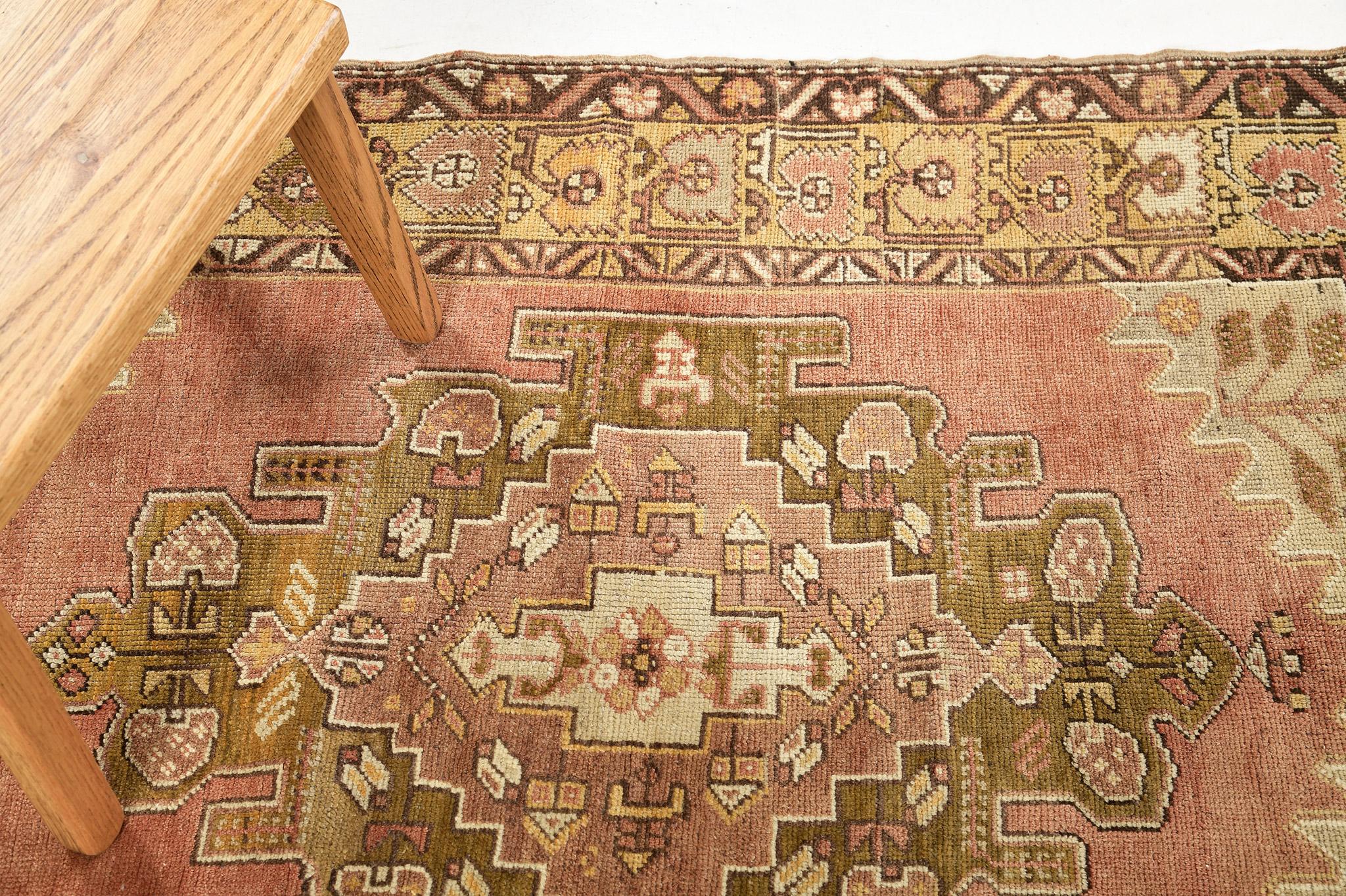 Ein türkisch-anatolischer Vintage-Teppich, der zu beeindrucken vermag. Geprägt von überwiegend geometrischen Motiven, verschnörkelten botanischen Details und einer warmen Farbgebung, erzeugt dieses aufwendige Design ein faszinierendes Gefühl von
