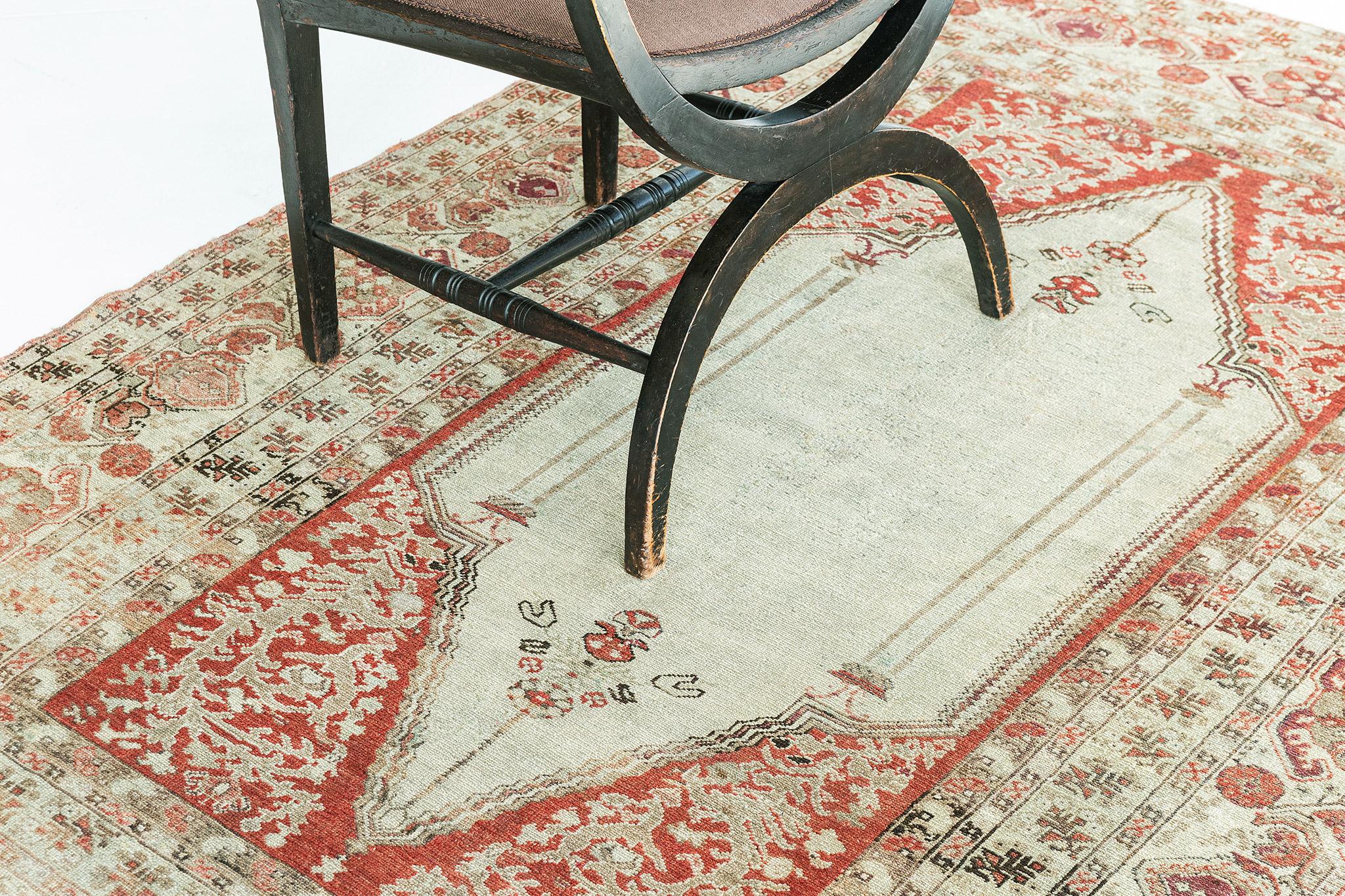 Dieser beeindruckende türkisch-anatolische Vintage-Teppich mit seinem anmutigen botanischen Allover-Muster und seiner auffälligen Ausstrahlung kann wunderbar mit zeitgenössischen, modernen und traditionellen Einrichtungen kombiniert werden. Es zeigt