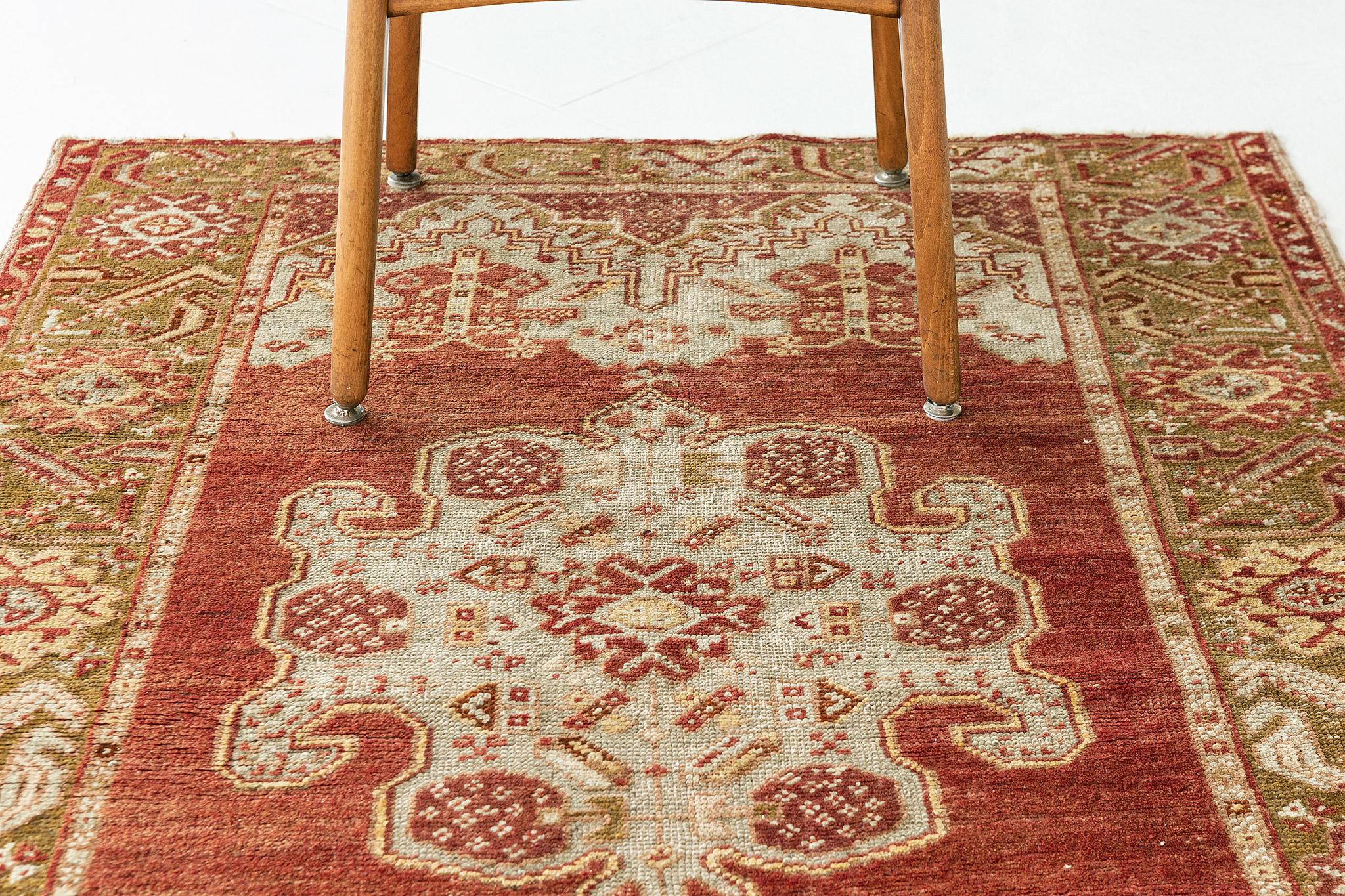 Ein phänomenaler antiker türkisch-anatolischer Teppich mit einem klassischen und zeitlosen Muster. In der Collaboration von warmen und lebendigen Terrakotta-, Moosgrün- und Ecru-Tönen ist dieser edle Teppich mit bezaubernden, anmutigen