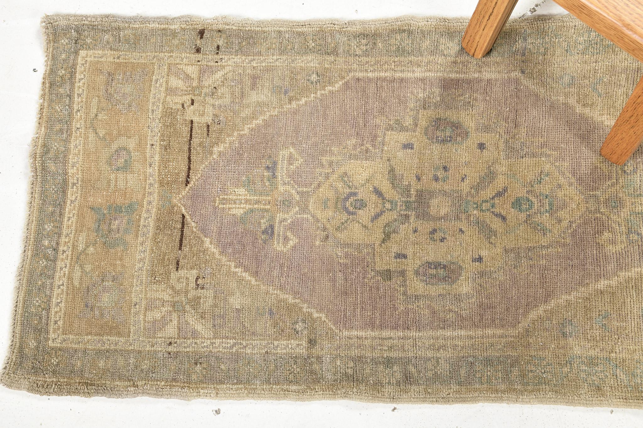 Mehraban Vintage Turkish Anatolian Rug In Good Condition For Sale In WEST HOLLYWOOD, CA
