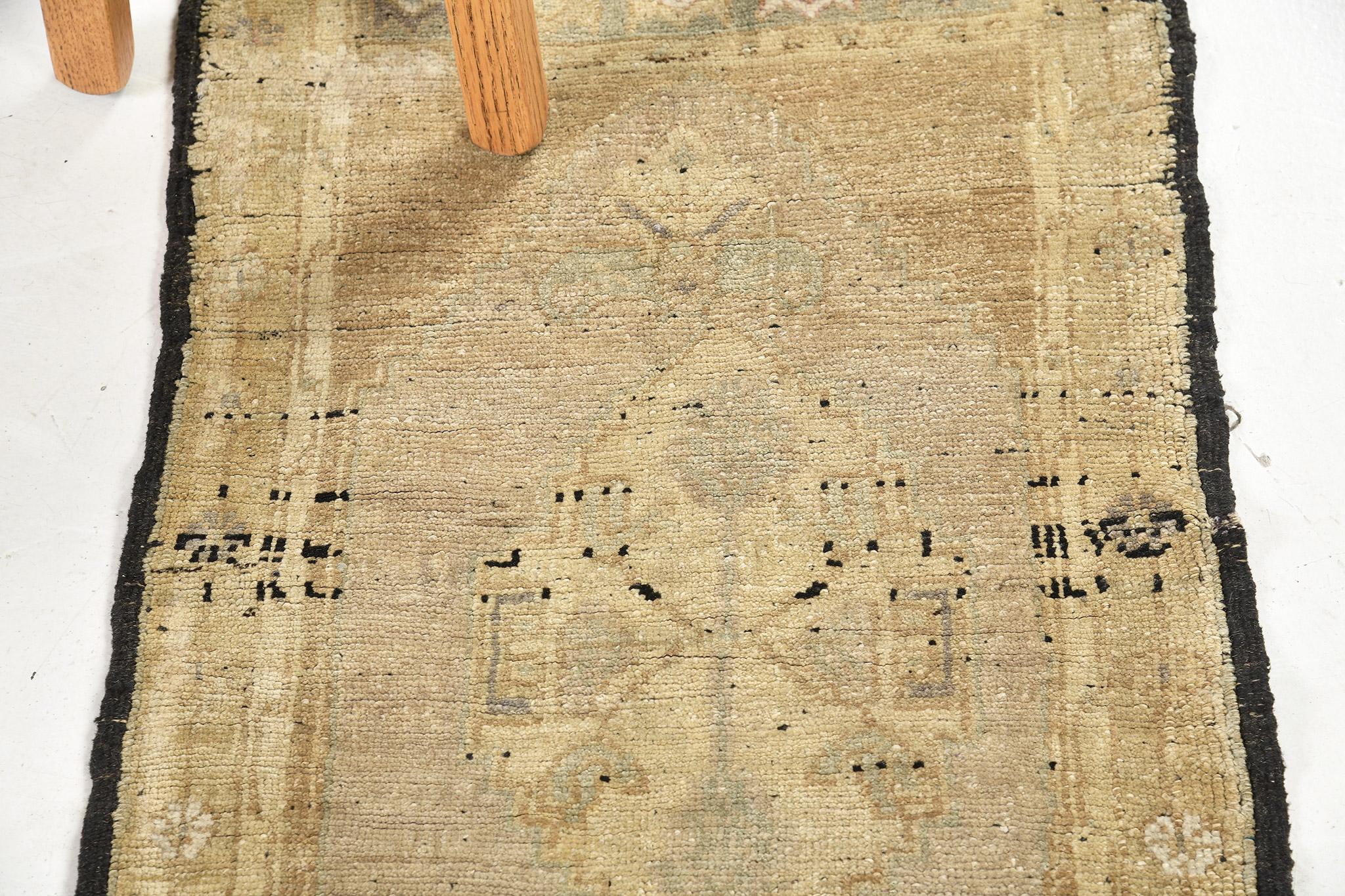 Mehraban Vintage Türkischer anatolischer Teppich im Zustand „Gut“ im Angebot in WEST HOLLYWOOD, CA