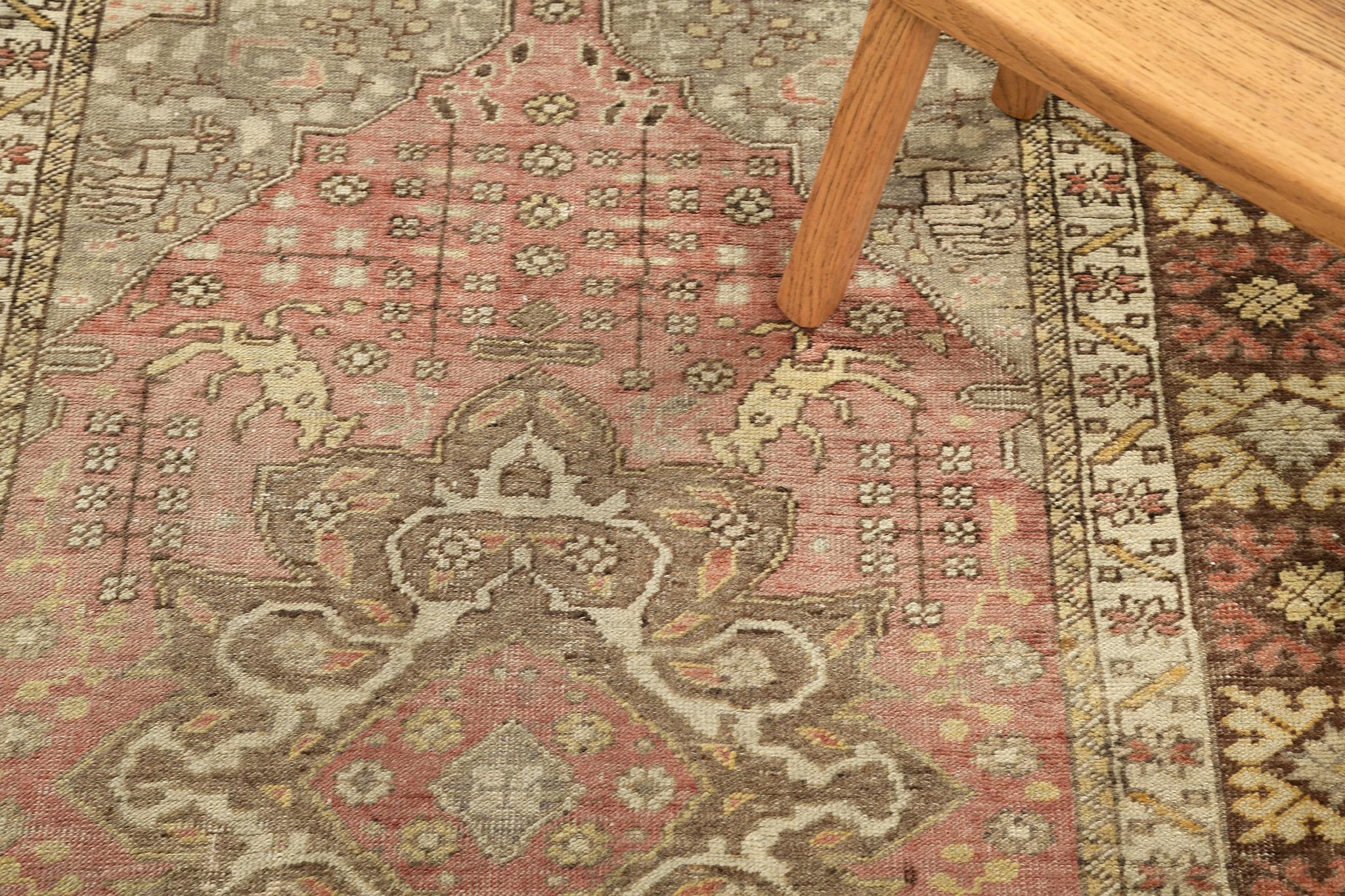 Mehraban Vintage Türkischer anatolischer Teppich (Mitte des 20. Jahrhunderts) im Angebot