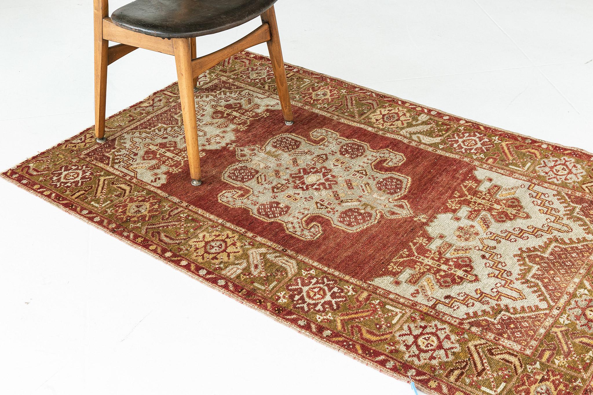Mehraban Vintage Türkischer anatolischer Teppich im Angebot 1