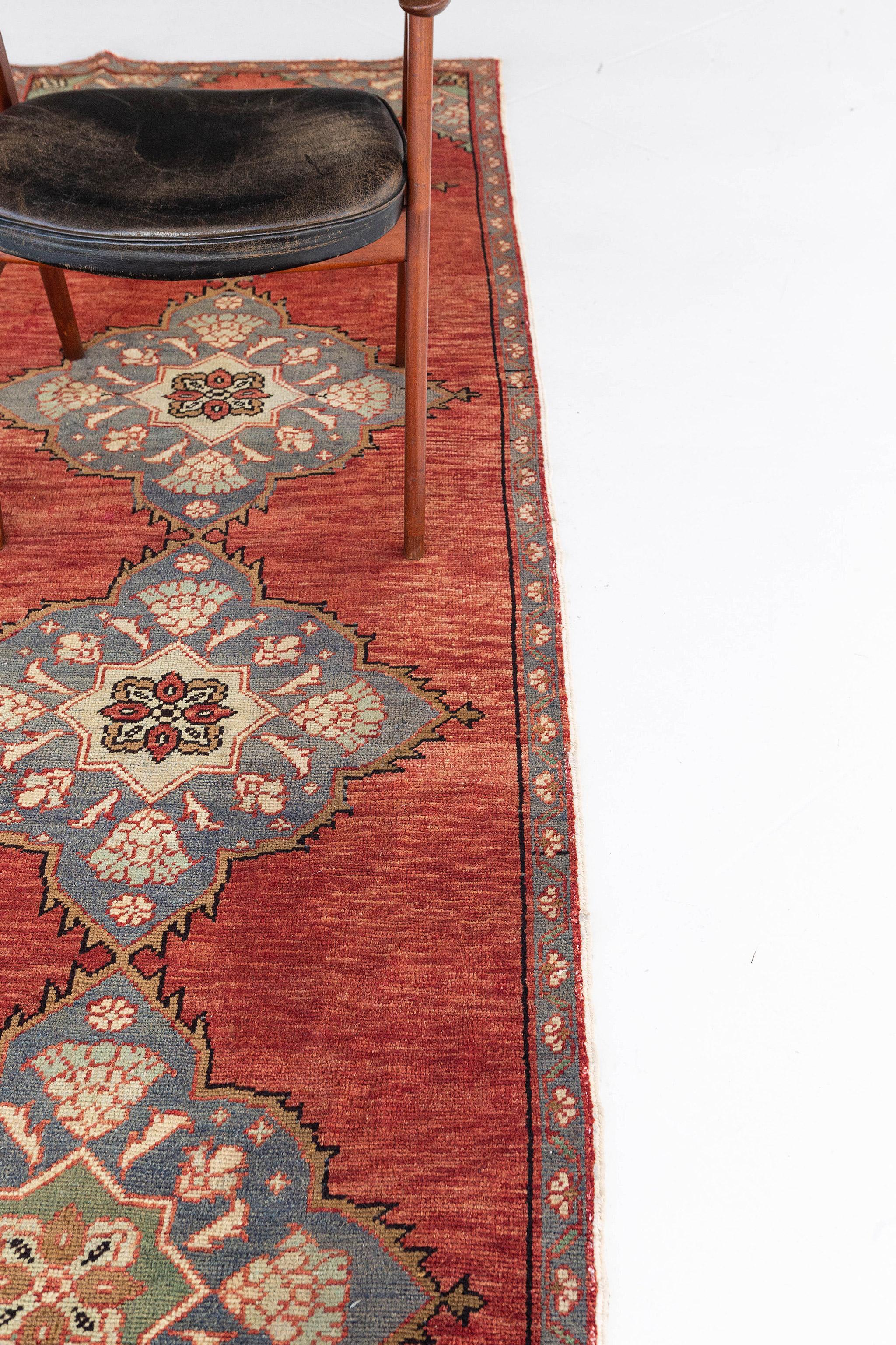 Un chemin de table vintage turc anatolien gracieusement composé qui est une illustration majestueuse de la classe, de la beauté douce et de la sérénité. Des palmettes distinctives, des feuilles dentelées et des motifs floraux mettent en valeur une