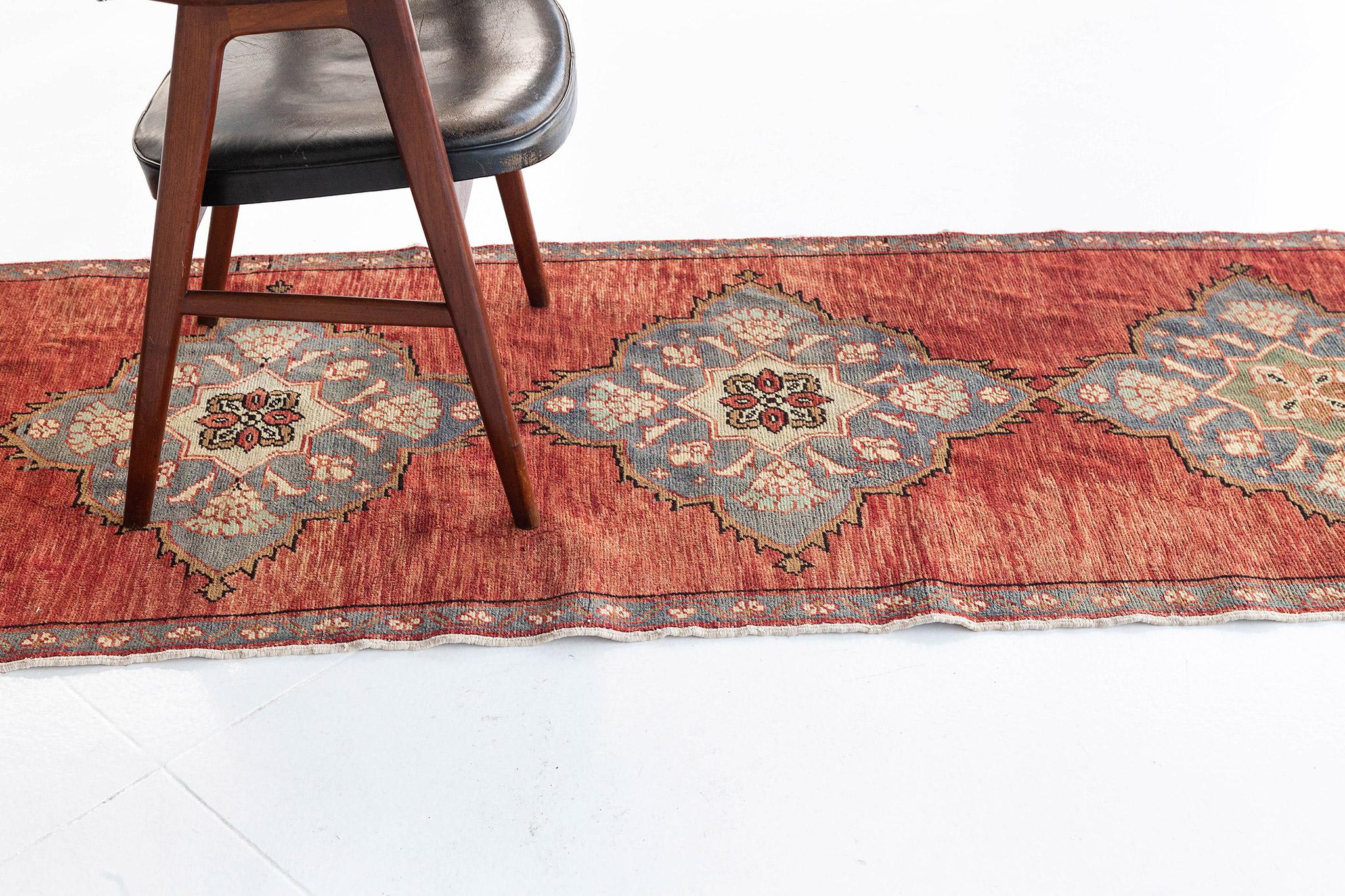 Mehraban - Tapis de couloir vintage turc d'Anatolie Bon état - En vente à WEST HOLLYWOOD, CA