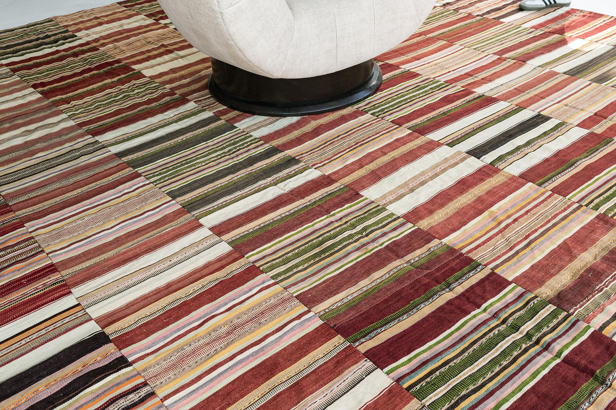 Die Mischung verschiedener horizontaler Muster in unterschiedlichen Farben ergibt bei diesem türkischen Patchwork-Kilim-Teppich ein atemberaubendes Design. Streifen sind ein klassisches Muster, das sowohl breite als auch schmale Streifen in