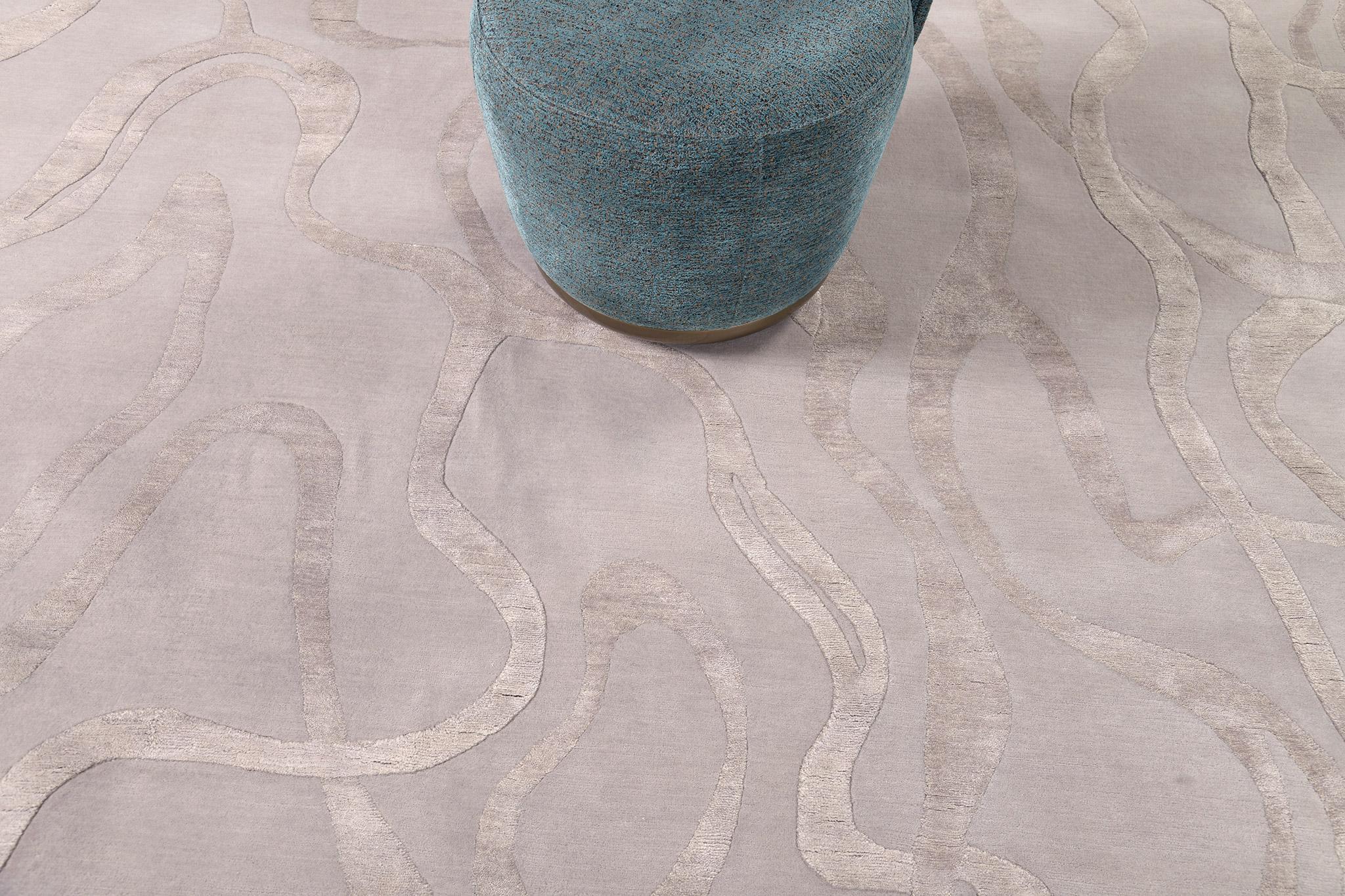 Volakas es una obra maestra de tejido de pelo gofrado hecha de lana y seda. Sus detalles irregulares añadían encanto a la alfombra. Las técnicas de color en escala de grises hacen que la alfombra sea más contemporánea y natural, por lo que parece
