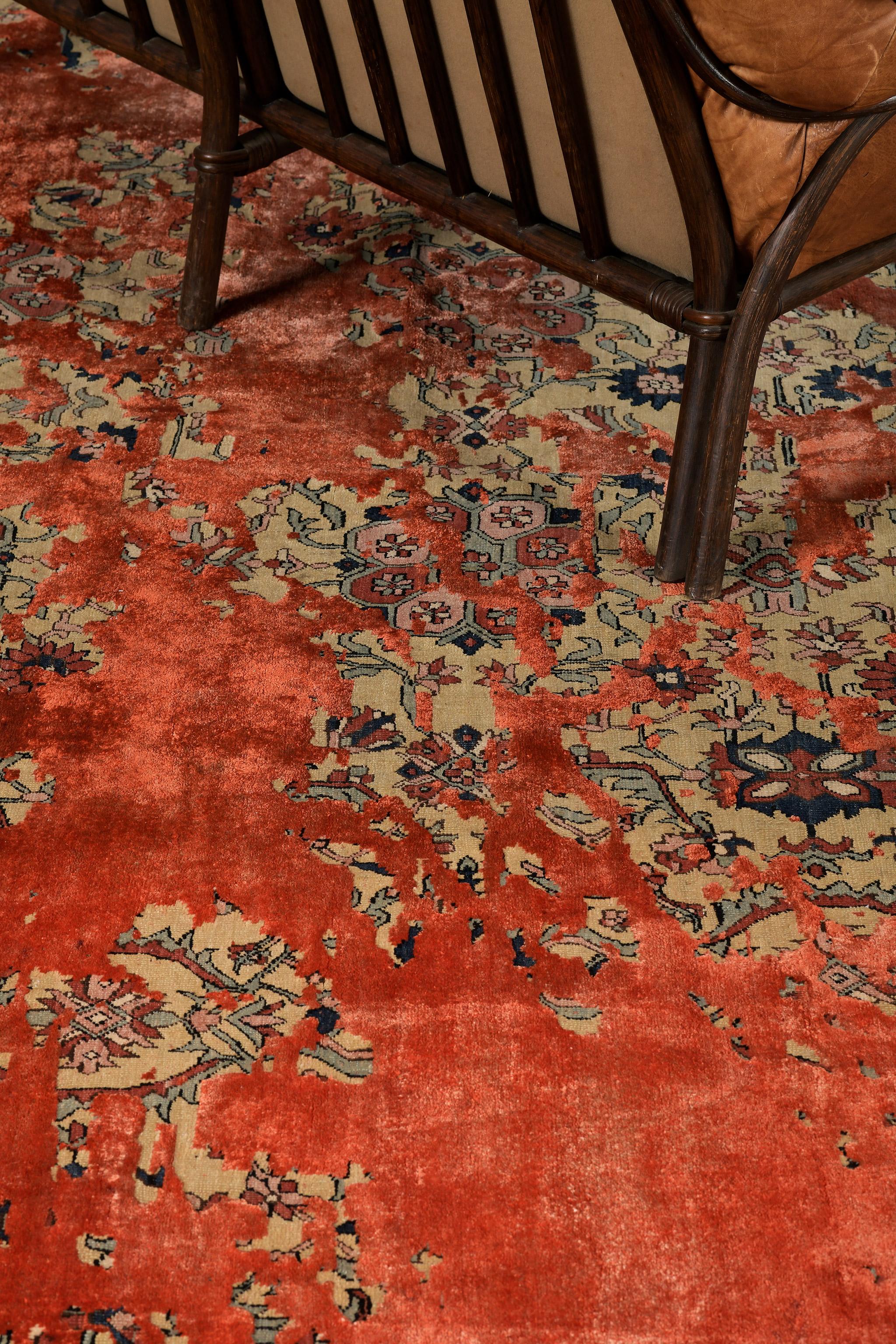Ein bezaubernder Teppich mit einem Übergangsdesign, das die leuchtenden Rot- und Orangetöne und die Zwickel aus schwarzen und indigoblauen Akzenten ergänzt. Erkennbare florale Verzierungen aus Gold sind wunderschön dargestellt, was den Teppich noch