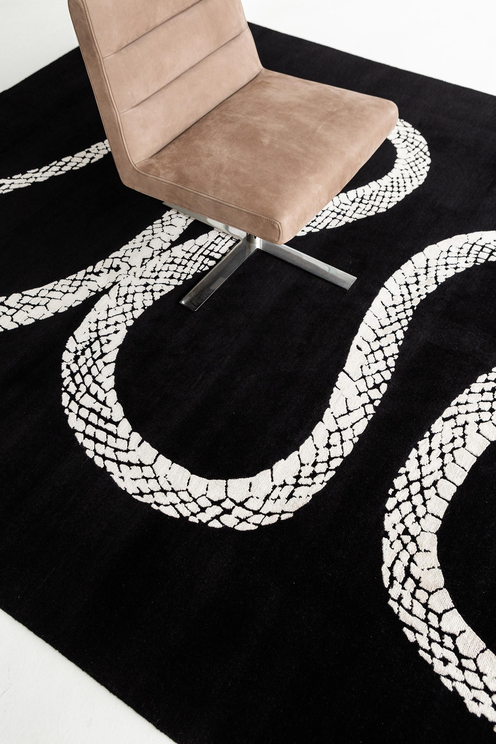 Ce tapis revêt une importance personnelle pour une créatrice, Liesel Plambeck, dédiée à sa mère et à son héritage taïwanais, à la mythologie et à l'imagerie d'un lieu ramené à la vie dans des histoires. Le serpent est un symbole de bon augure, et