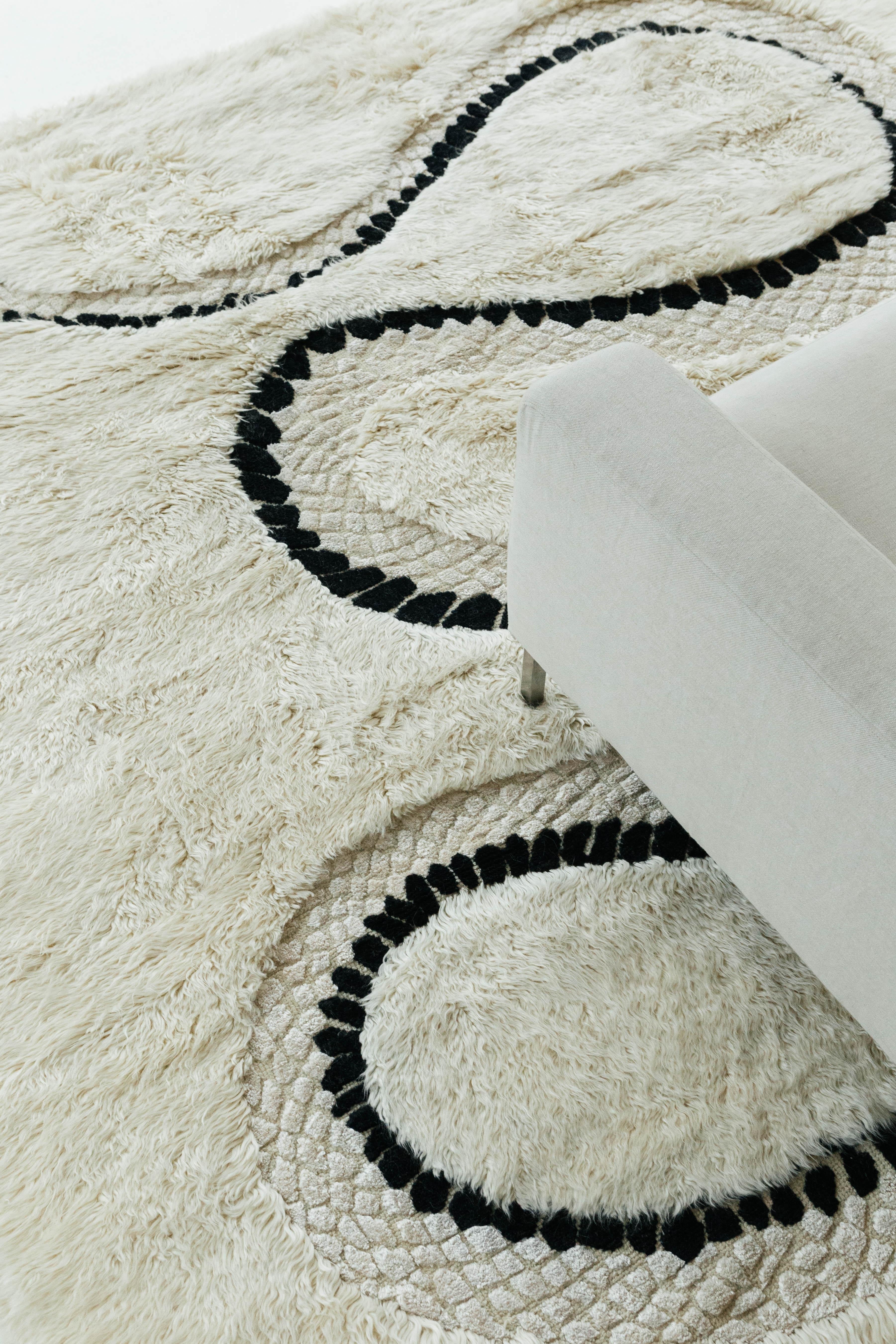 snake rug black and white