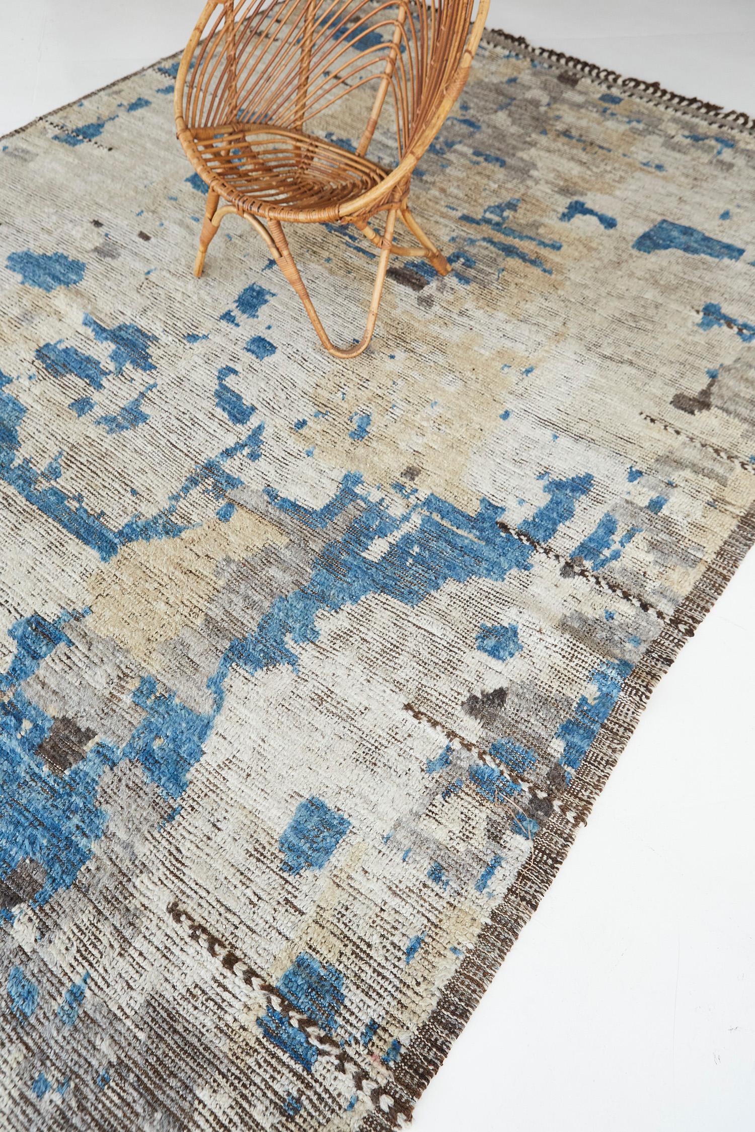 Benhaddou ist ein wunderschöner, strukturierter Teppich mit geprägten Details in einem geometrischen und zeitgenössischen Gesamtdesign. Unregelmäßig verlaufende Linien bringen Bewegung in die moderne Designwelt und sind vom Atlasgebirge in Marokko