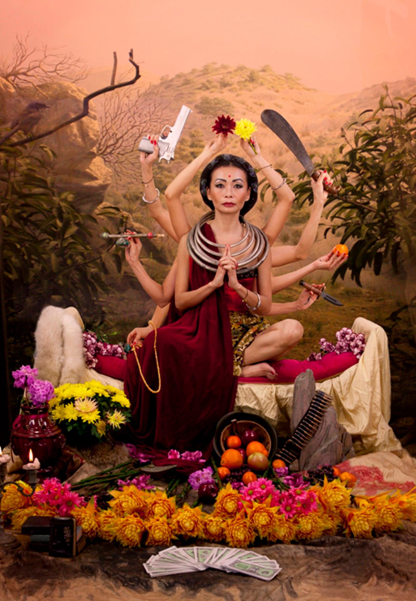 Las flores florecen: Kuan Yin, 2019 - Mixed Media Art de Mei Xian Qiu