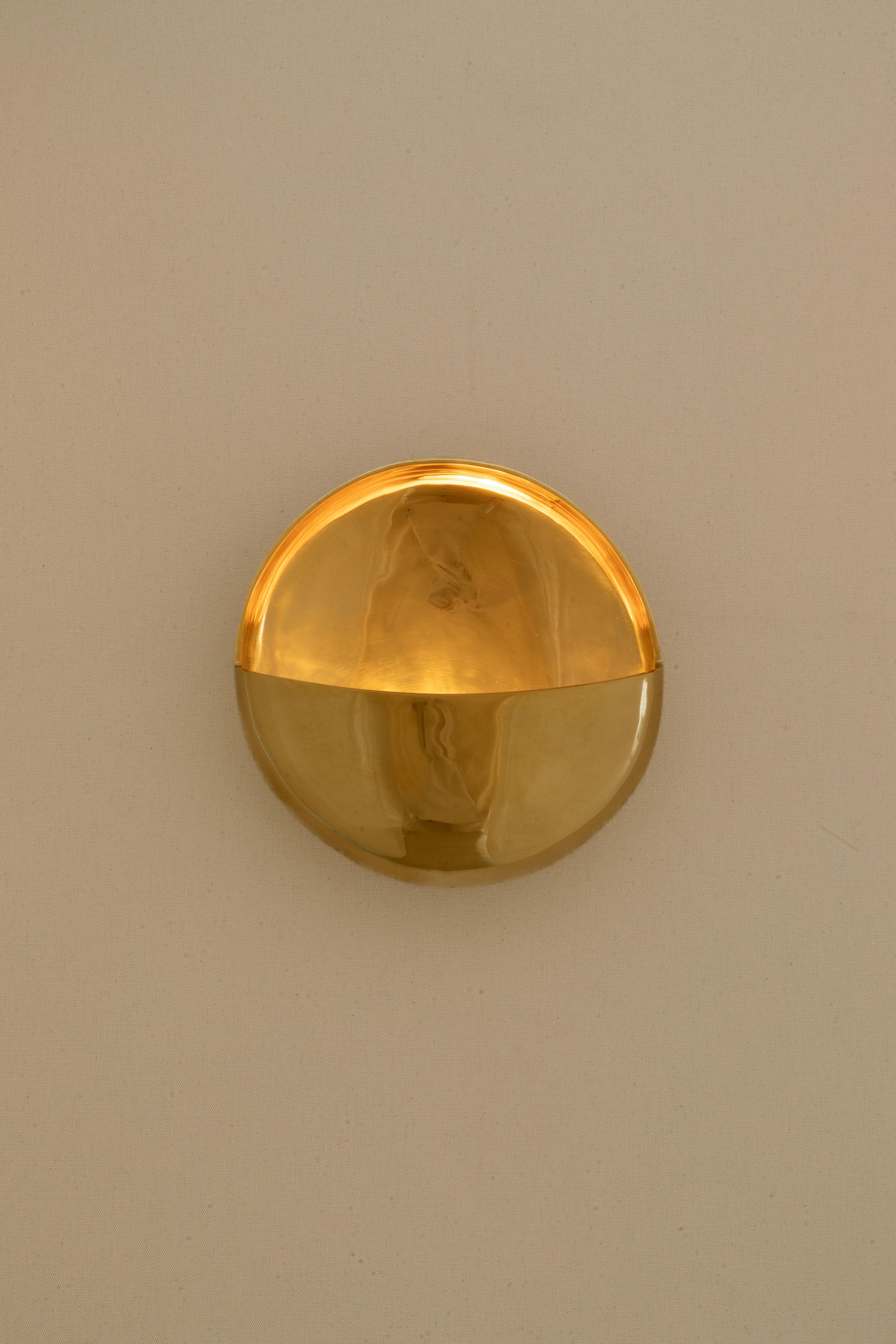 Meia Lua Wandleuchte von Studio Orth
Abmessungen: B 28 x T 10 x H 28 cm
MATERIALEN: Poliertes Gussmessing oder poliertes Gussaluminium
Ausführungen: Poliertes Gussmessing oder poliertes Gussaluminium

Auch in poliertem Messingguss oder poliertem