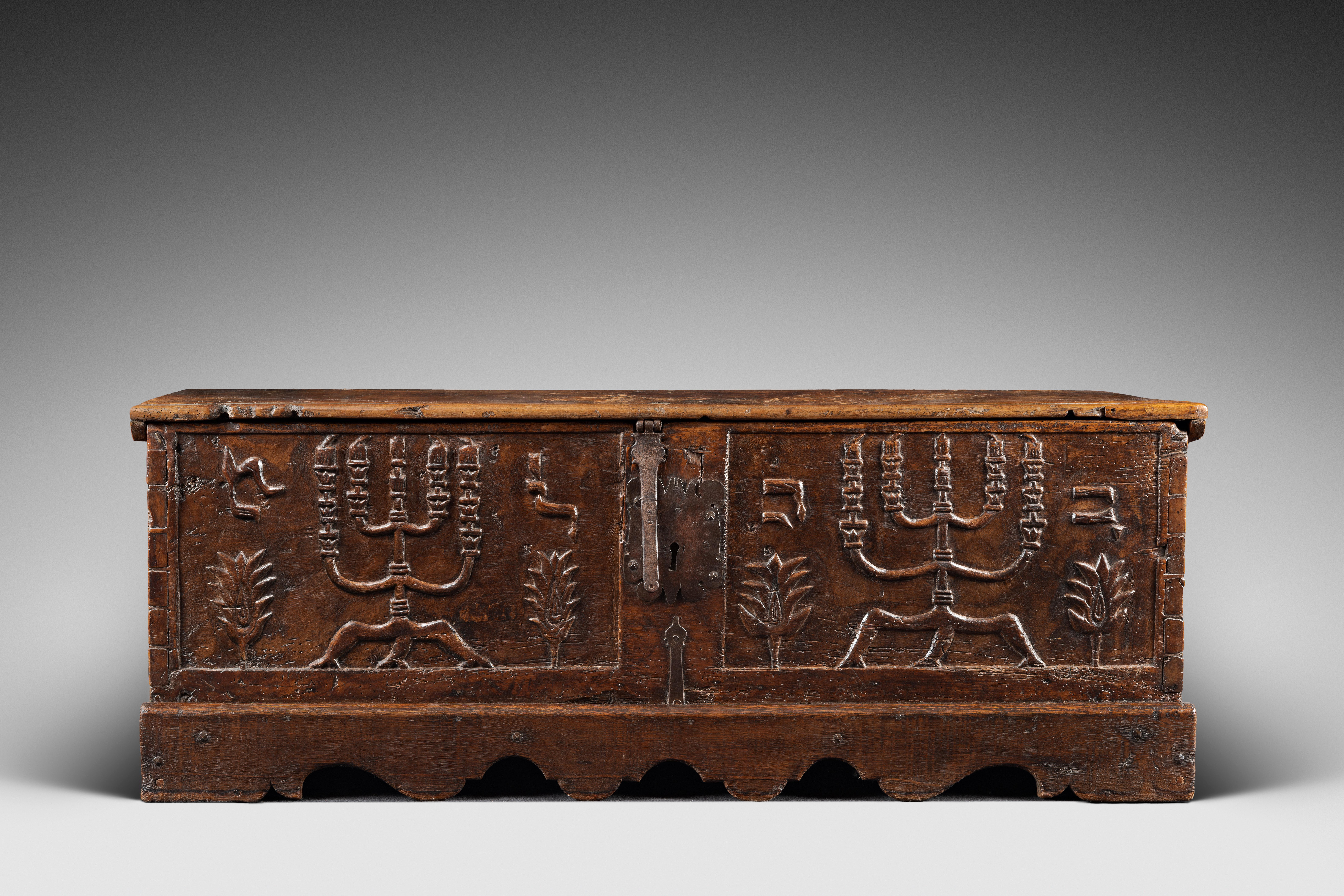 COFRE HEBRAICO MEDIEVAL

ORIGEN : SUR DE FRANCIA O ESPAÑA 
PERÍODO : FINALES DEL SIGLO XV - PRINCIPIOS DEL XVI

DIMENSIONES :    
Altura : 53 cm
Longitud : 143,5 cm
Anchura : 45 cm

Madera de nogal
Cerradura de pestillo de hierro forjado

Este arcón