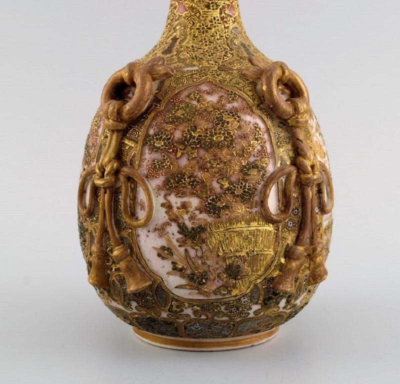 Meiji Japanese Satsuma Bottle Vase Decorated in Colors and Gold In Excellent Condition For Sale In Copenhagen, DK