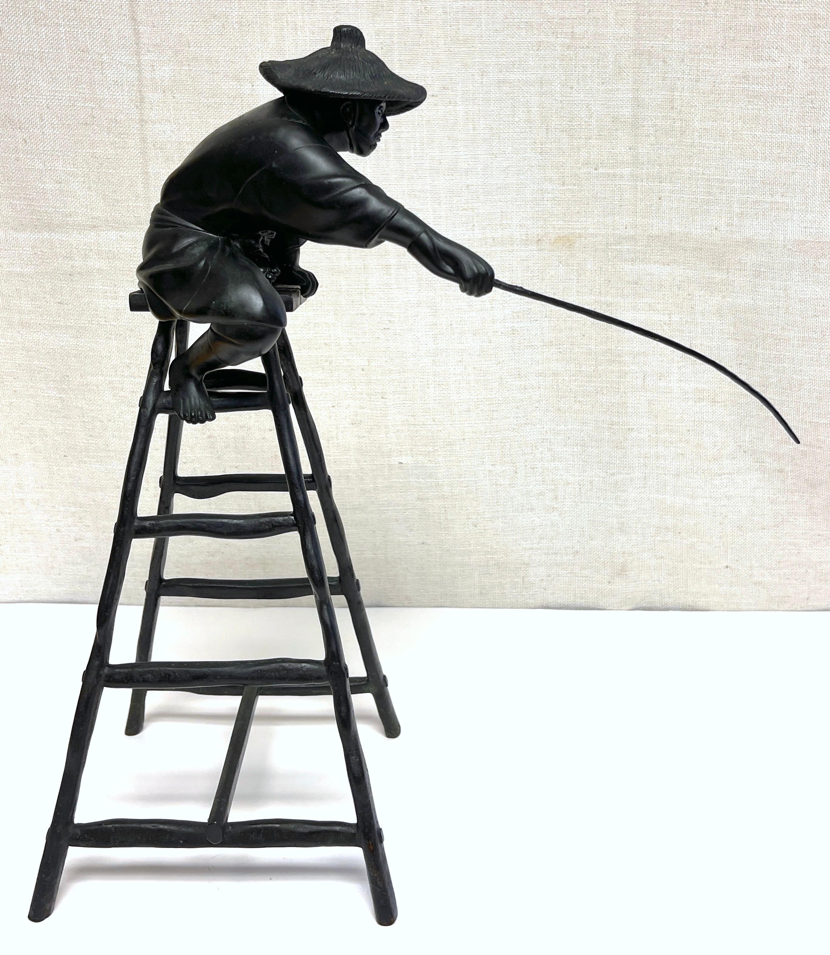 Okimono Meiji de bronce de pescador, sellado Masatsune Saku siglo XIX en venta