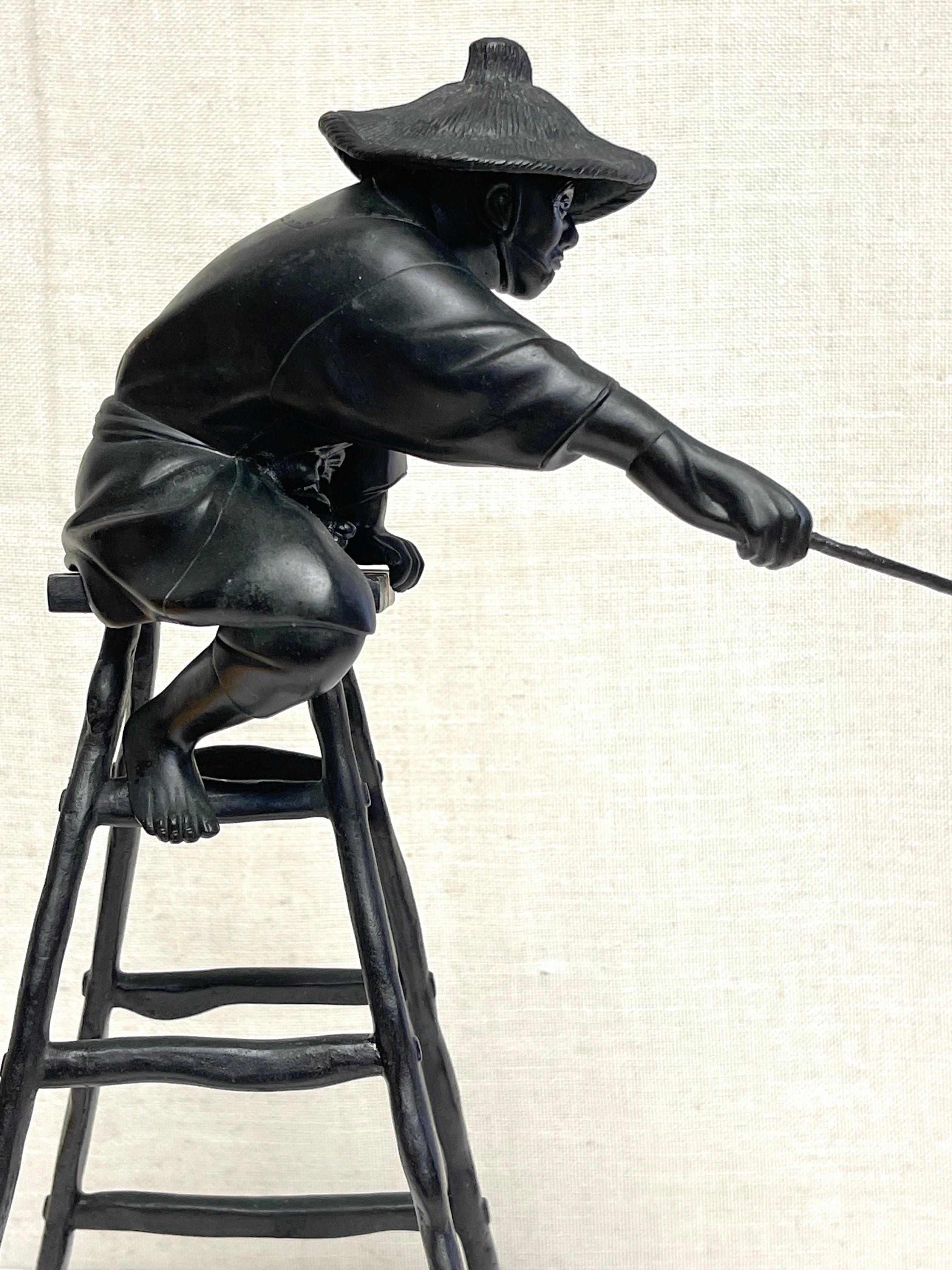 Okimono Meiji de bronce de pescador, sellado Masatsune Saku Bronce en venta