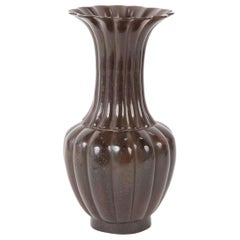 Vase en bronze en forme de chrysanthème de Meiji