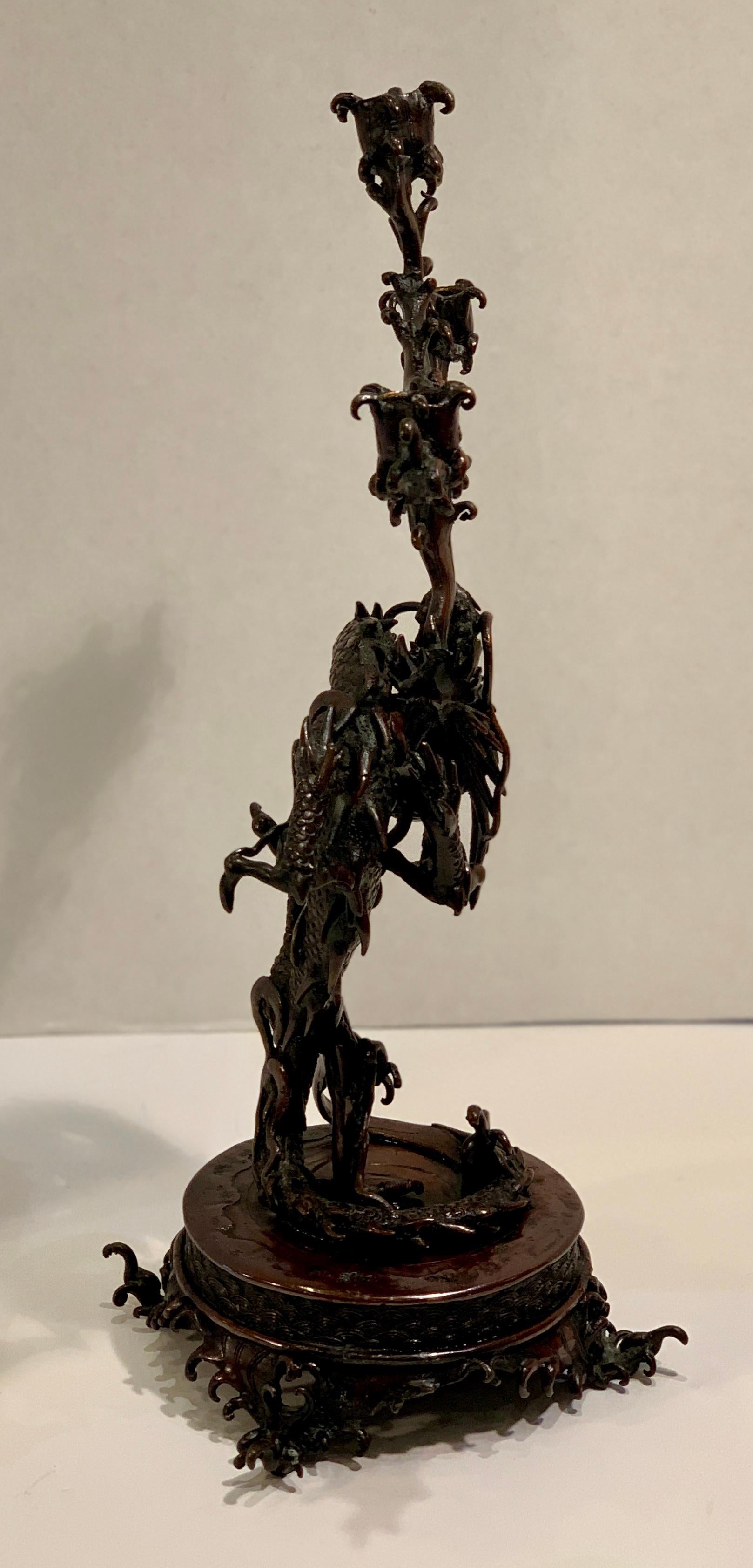 Meiji-Ära um 1900 Antike japanische Bronze See-Drache 3-Arm-Kandelaber im Zustand „Gut“ im Angebot in Tustin, CA