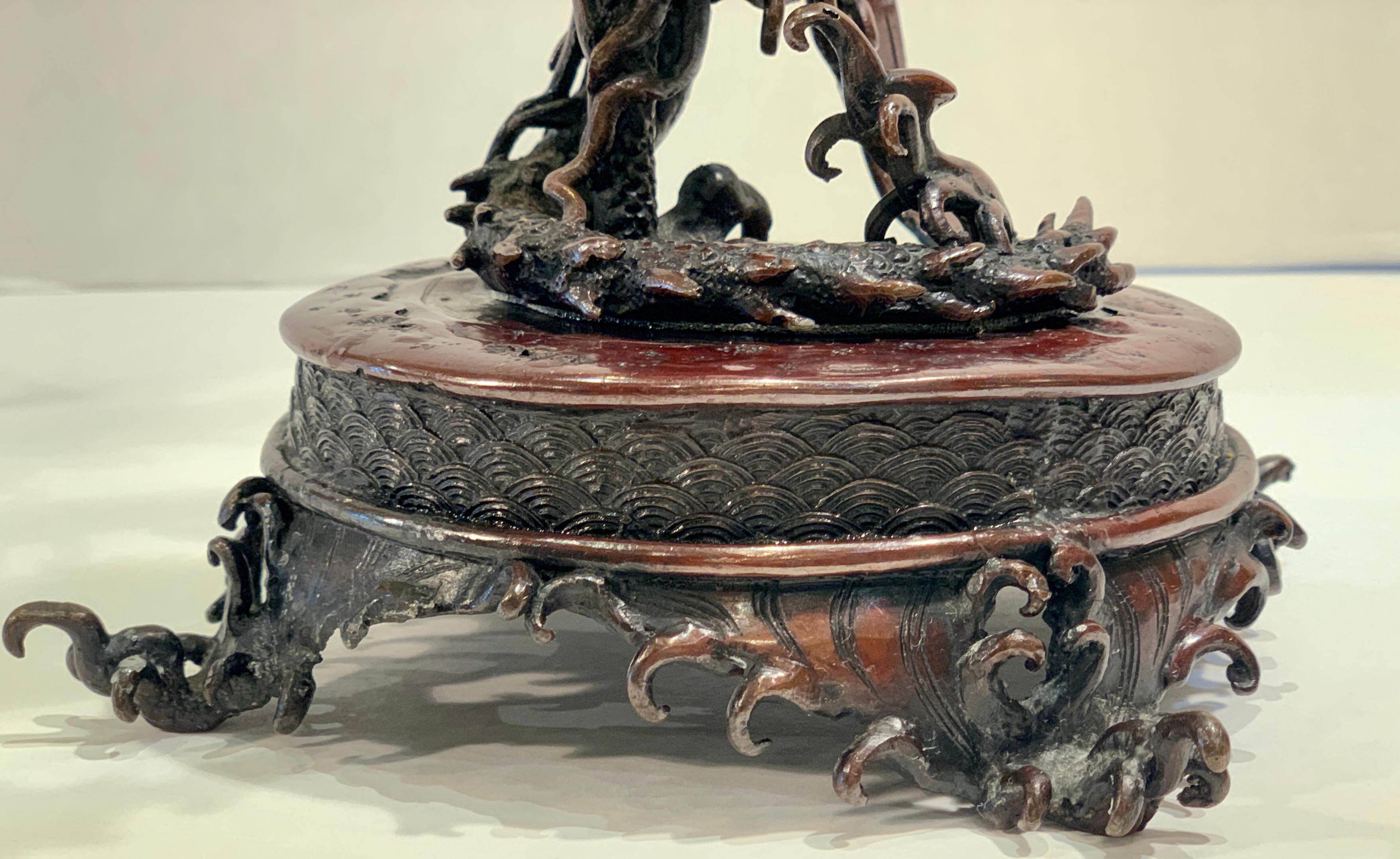 Meiji-Ära um 1900 Antike japanische Bronze See-Drache 3-Arm-Kandelaber im Angebot 1