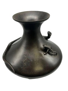 Vase en bronze japonais de l'ère Meiji, coulé à la main, représentant un serpent et une grenouille chasseuse