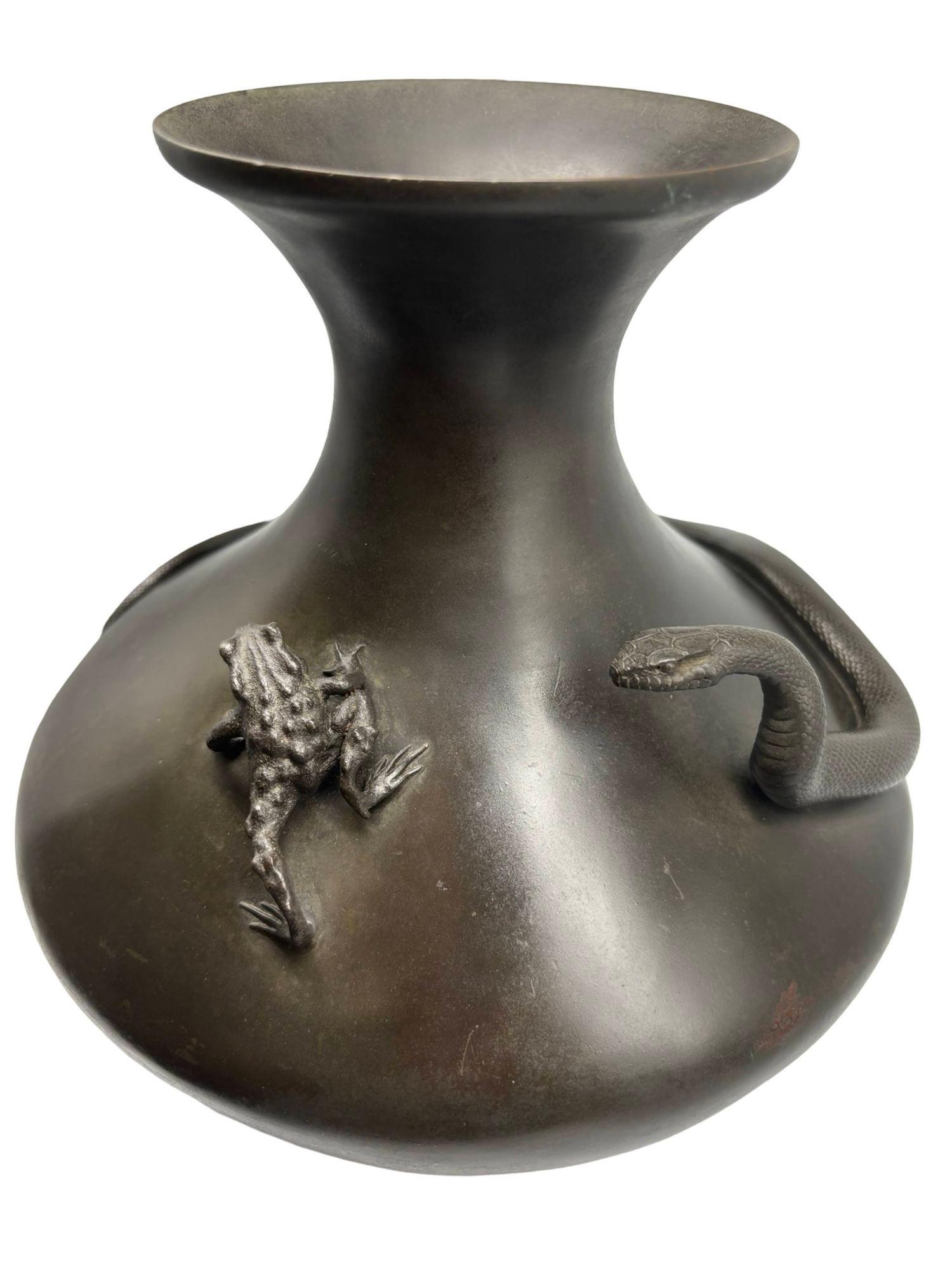 Meiji Era Hand Casted Japanese Bronze Vase of Snake & Hunting Frog In Good Condition In Van Nuys, CA