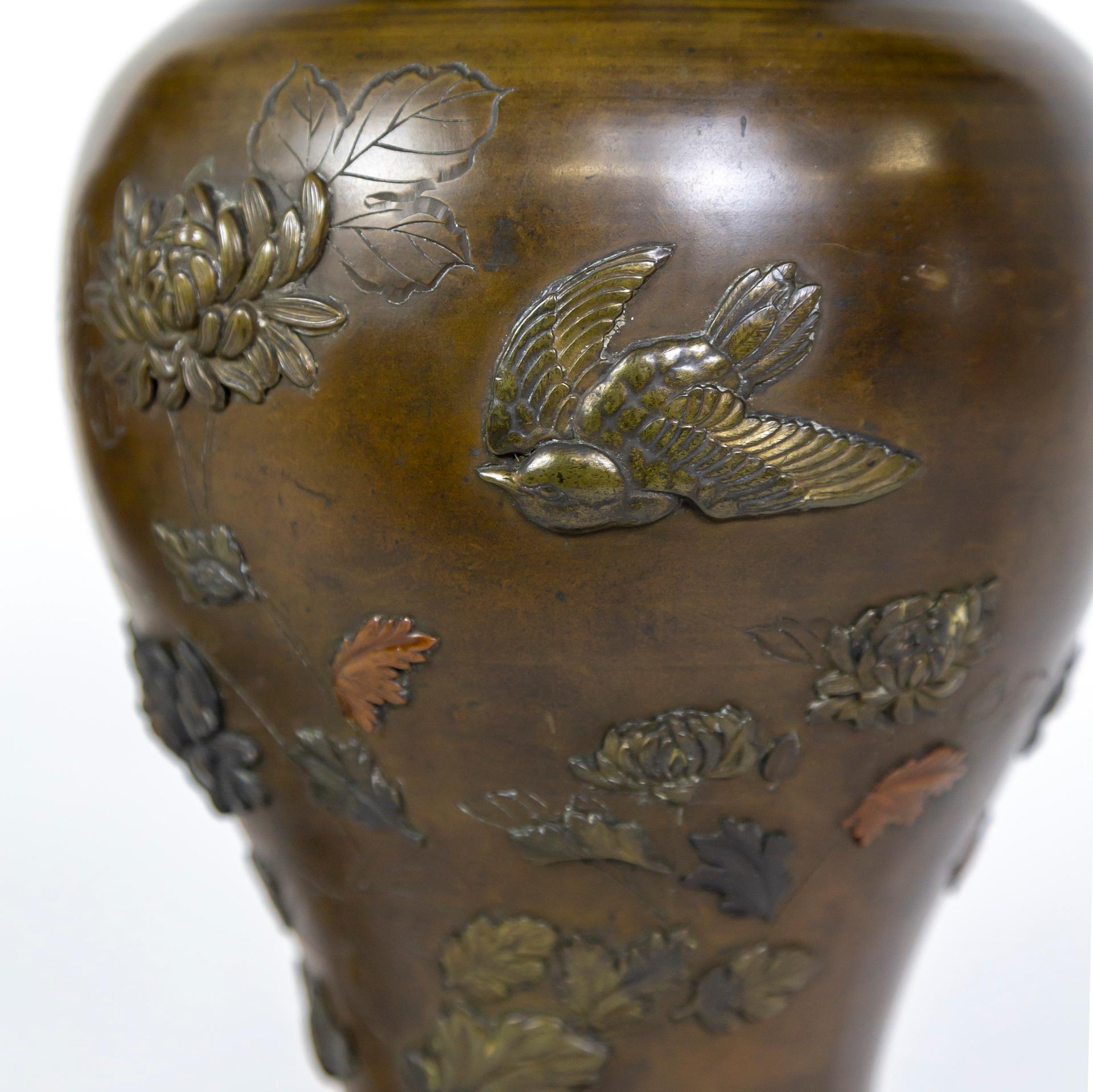 Paire de lampes japonaises Meiji en bronze coulé en relief de chrysanthèmes et d'oiseaux en vente 1