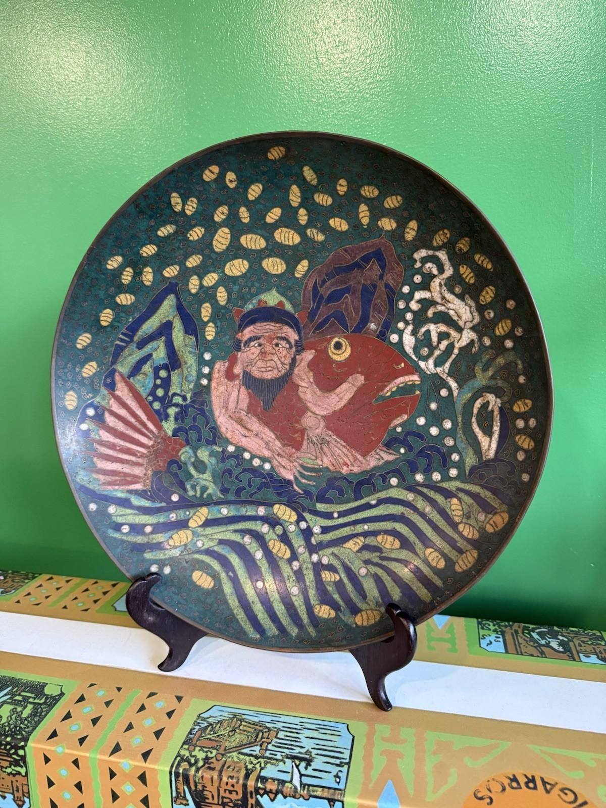 Frühes japanisches Meiji-Cloisonne-Emaille-Ladegerät mit einem Durchmesser von 15 Zoll, das das berühmte Volksmärchen von Urashima Taro darstellt. Die Figur reitet auf einer roten Brasse über stilisierte Wellen und ist umgeben von wirbelnden