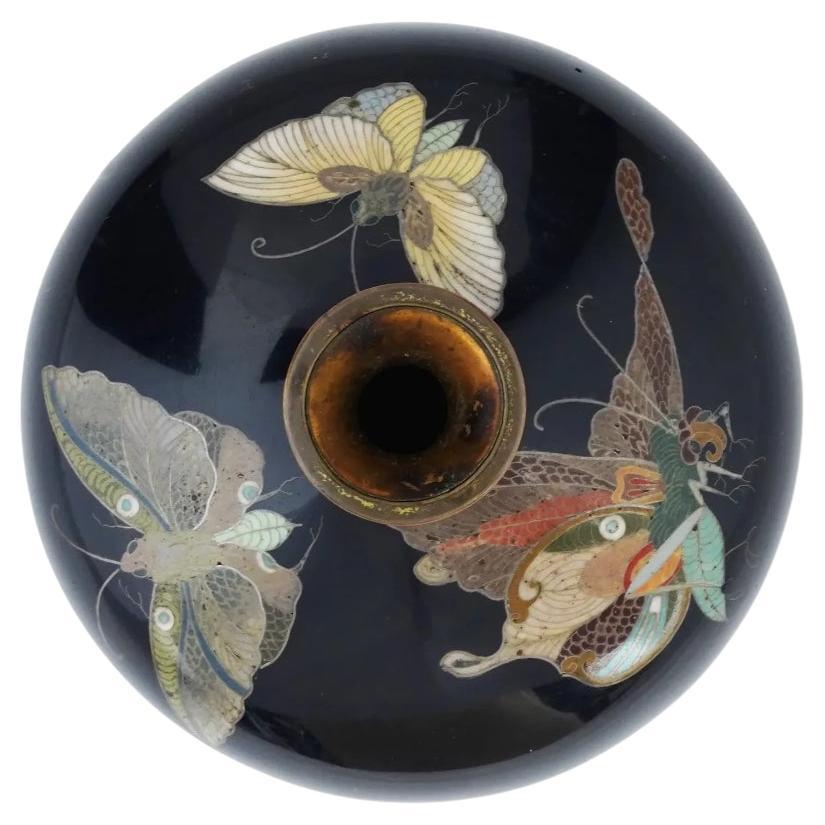 Vase papillon japonais Meiji en émail cloisonné attribué à Hayashi Kodenji