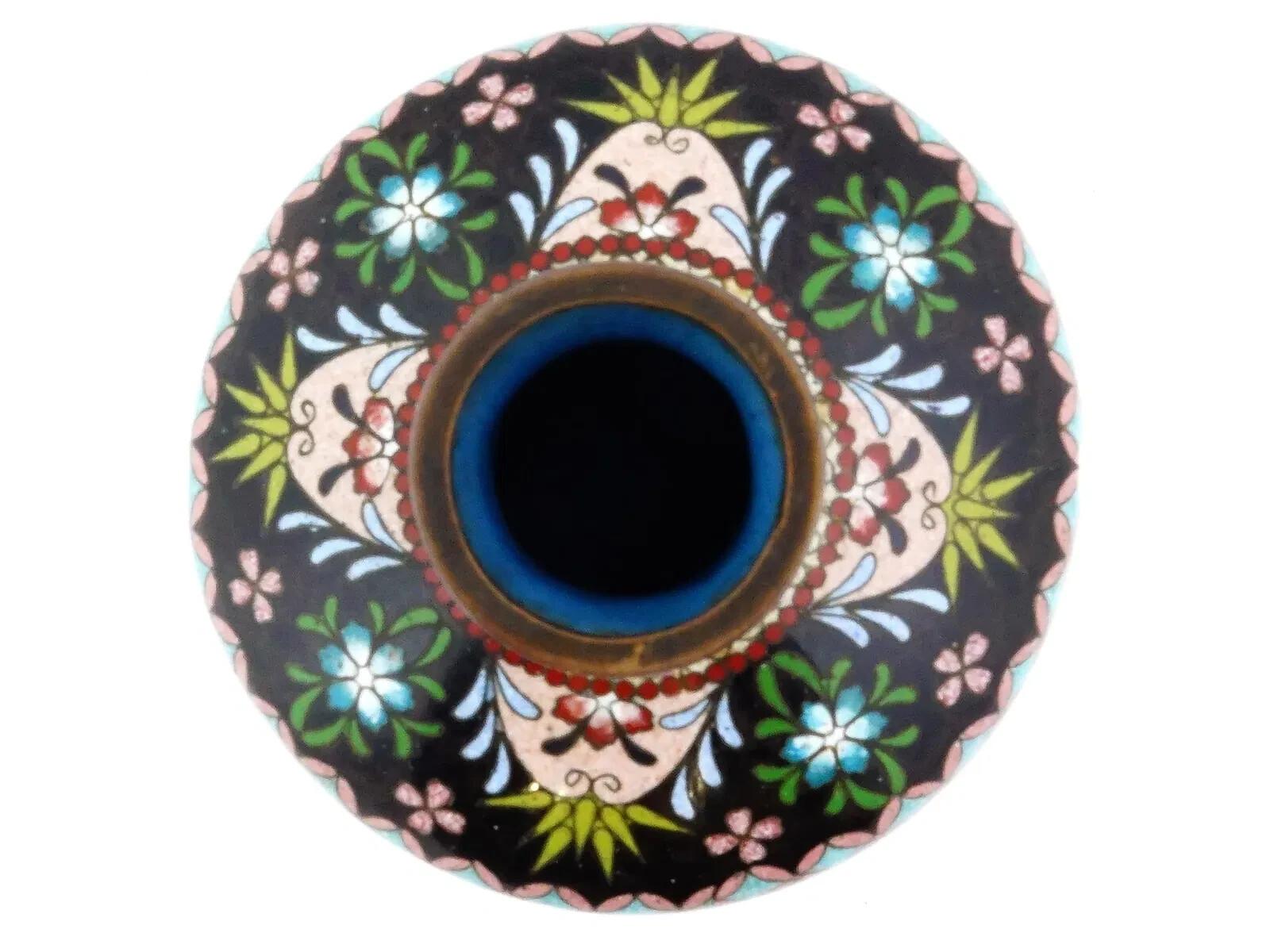 Jarrón japonés Meiji con diseño de medallones de esmalte de cloisonné siglo XX en venta