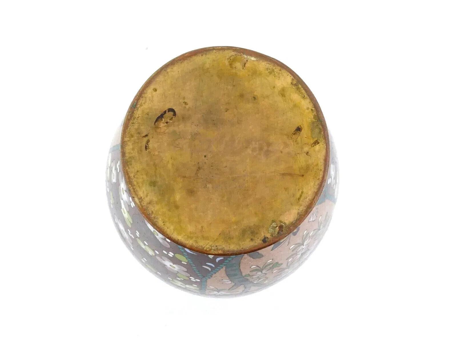 Jarrón japonés Meiji con diseño de medallones de esmalte de cloisonné Esmalte en venta