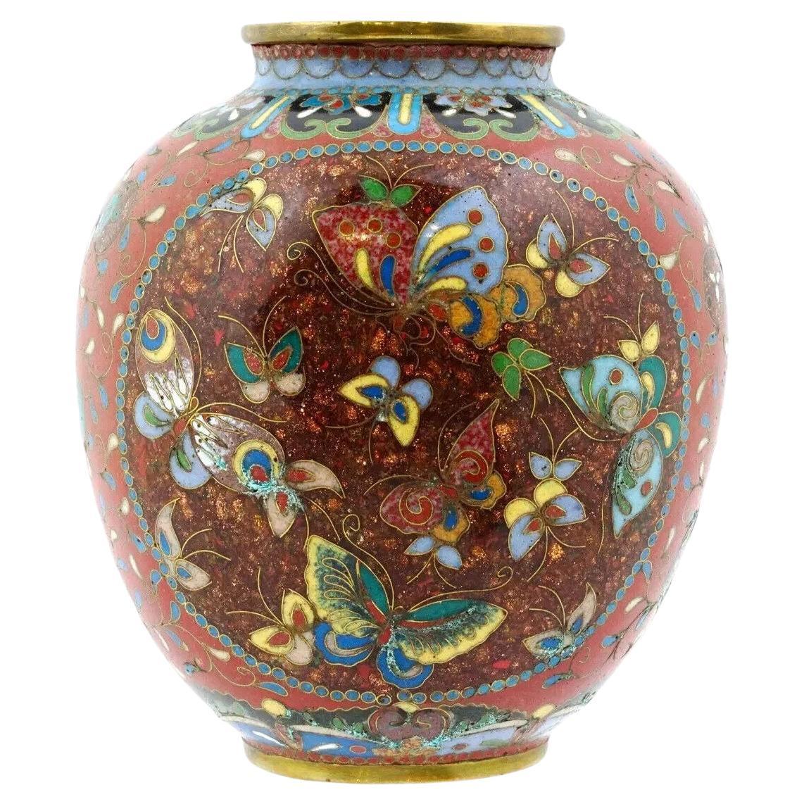 Jarrón japonés Meiji de cloisonné y esmalte dorado con forma de mariposa