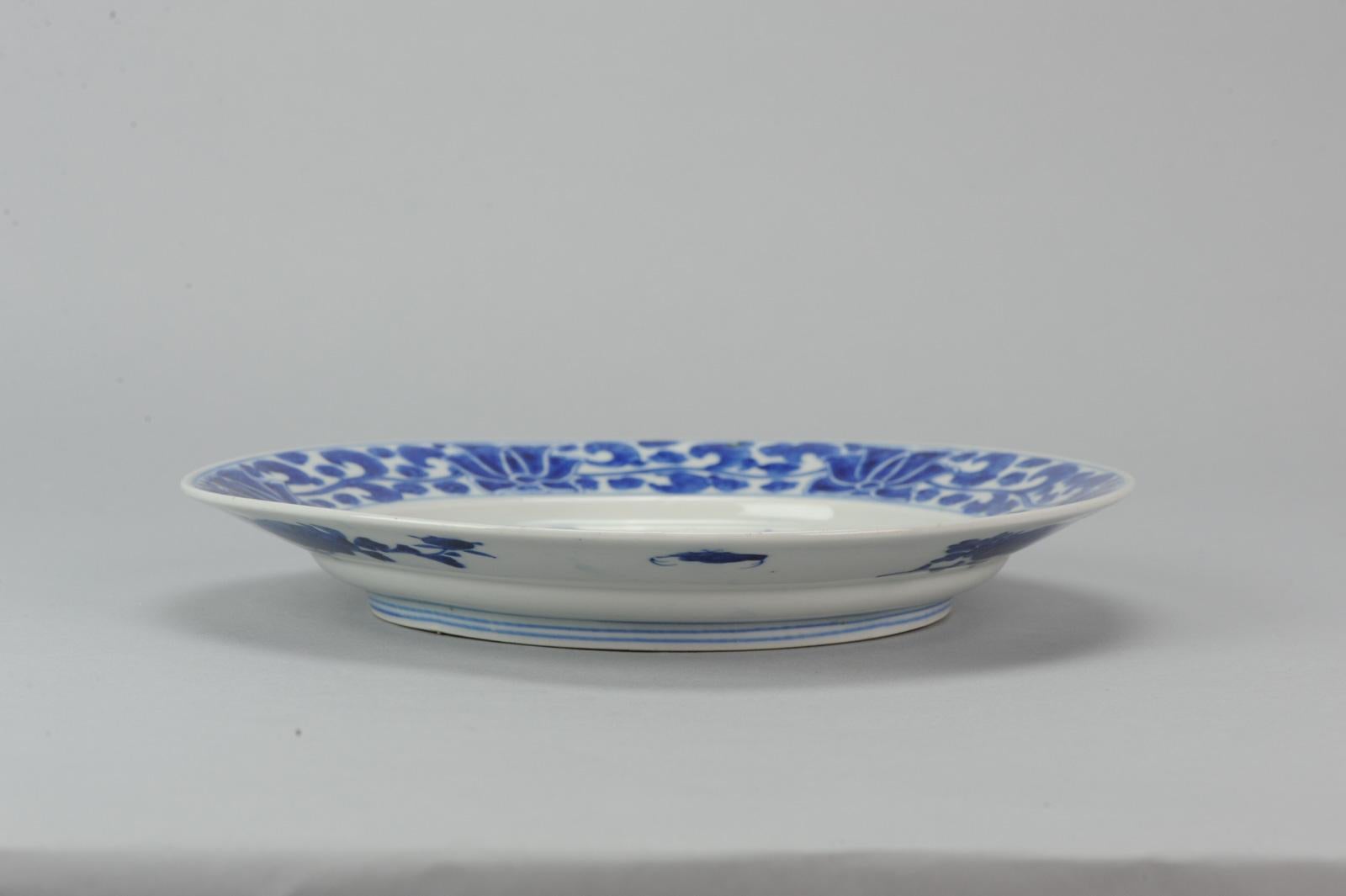 Japonais Assiette japonaise Meiji Sometsuke Arita avec figurines de chevaux jouets, 19e siècle en vente