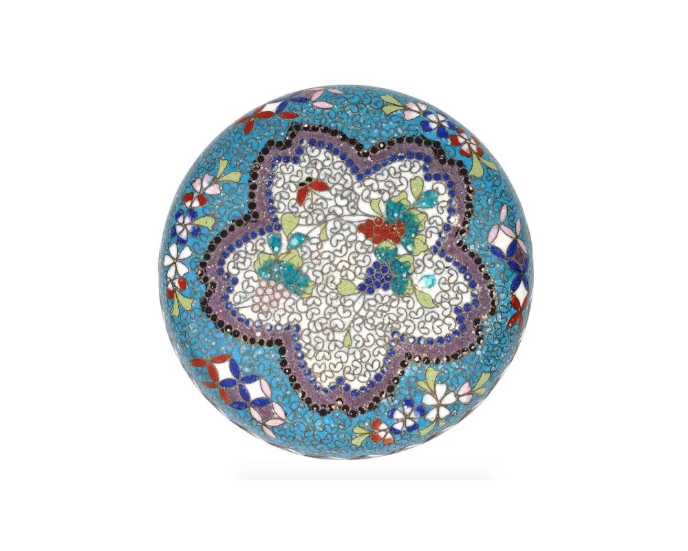 Meiji Japanese Totai Cloisonne Enamel Porcelain Box In Good Condition For Sale In New York, NY